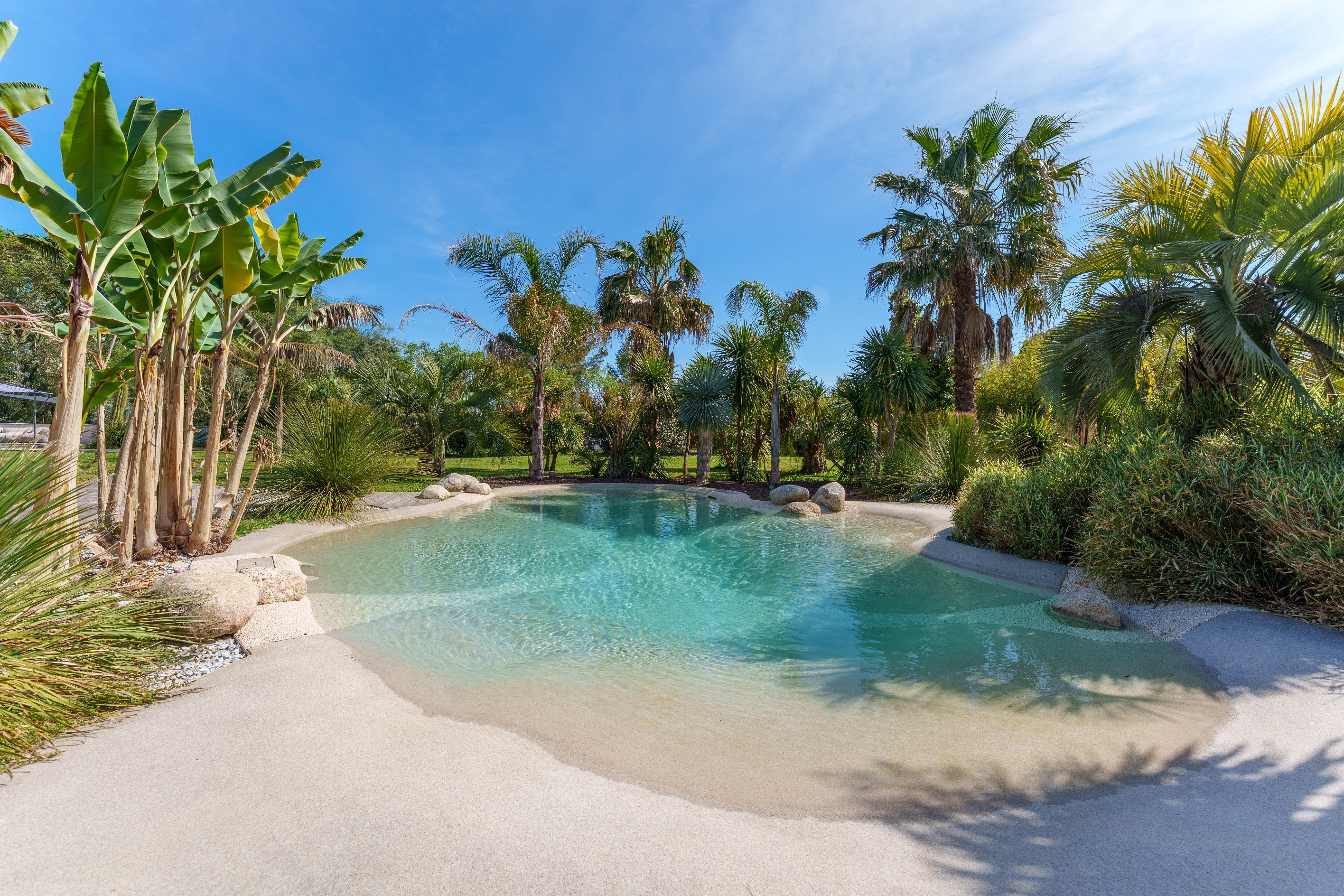  Contemporary villa with landscaped grounds and lagoon-style pool – Lattes - 物件實景