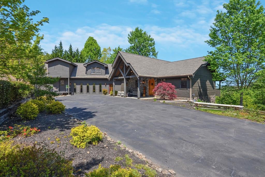 Sevierville, Tennessee, 37862, United States, 3 Bedrooms Bedrooms, ,7 BathroomsBathrooms,Residential,For Sale,1914651