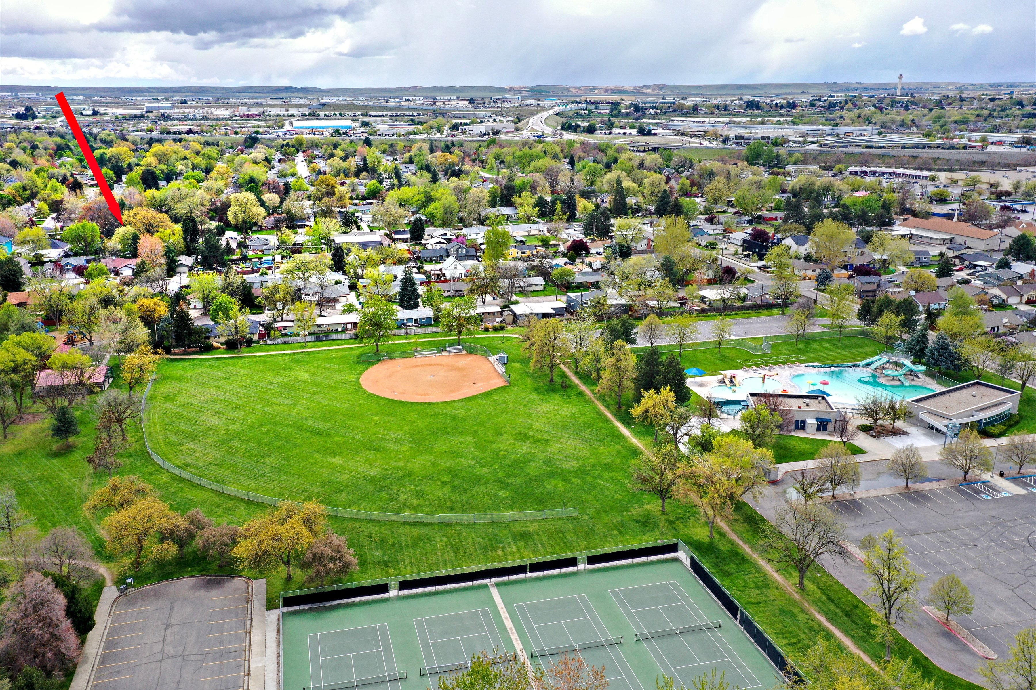  Storybook Single-Level Brick Cottage with Privacy and Expansive Gardens - 物件實景