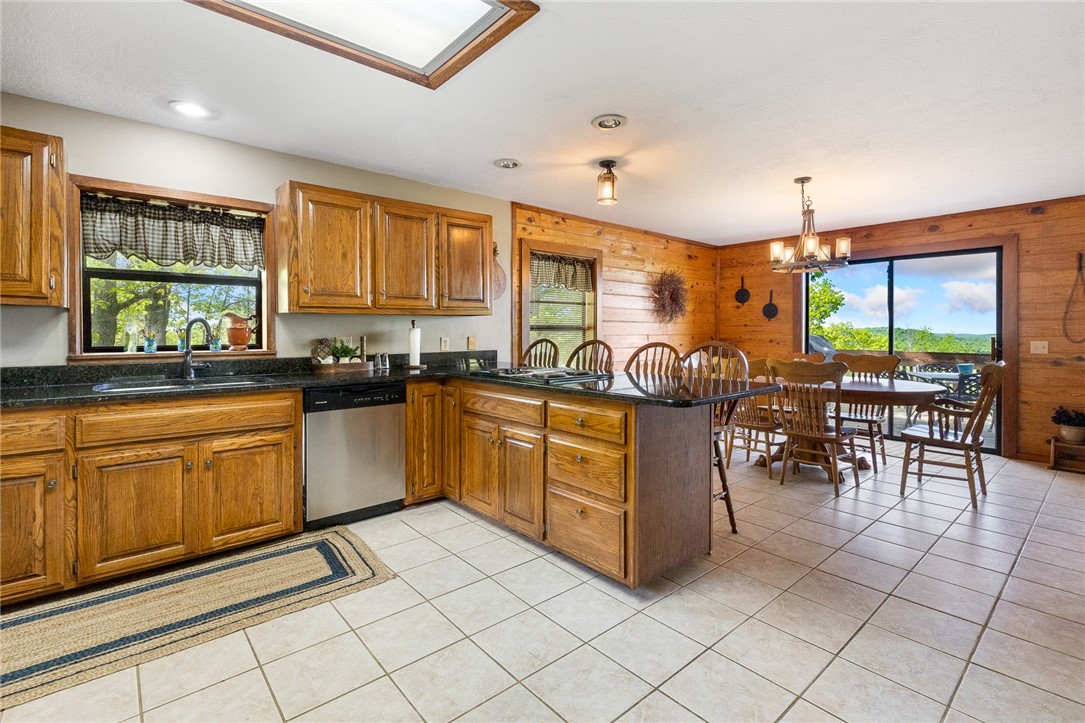 Compton, Arkansas, 72624, United States, 5 Bedrooms Bedrooms, ,3 BathroomsBathrooms,Residential,For Sale,1805954