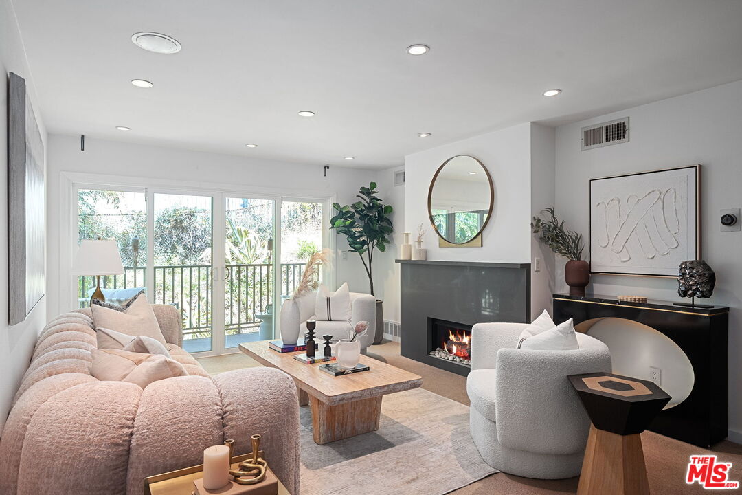 West Hollywood, California, 90069, United States, 2 Bedrooms Bedrooms, ,2 BathroomsBathrooms,Residential,For Sale,1786115