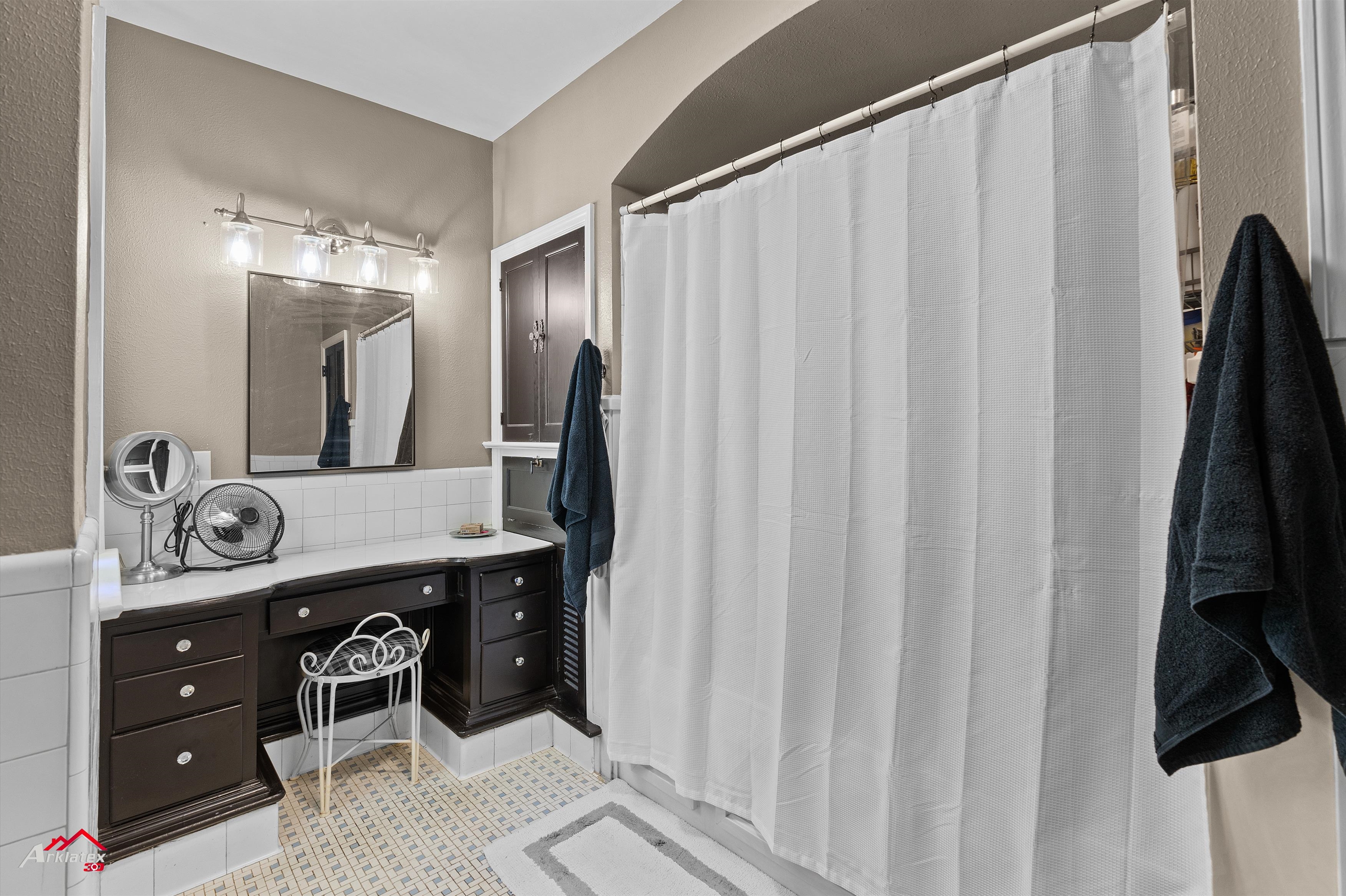 Henderson, Texas, 75654, United States, 3 Bedrooms Bedrooms, ,5 BathroomsBathrooms,Residential,For Sale,1930461