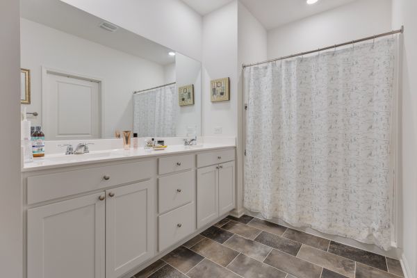 Huntley, Illinois, 60142, United States, 4 Bedrooms Bedrooms, ,2 BathroomsBathrooms,Residential,For Sale,1975565