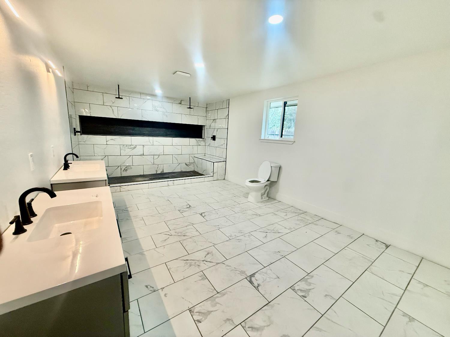 Clovis, California, 93619, United States, 5 Bedrooms Bedrooms, ,5 BathroomsBathrooms,Residential,For Sale,2005312