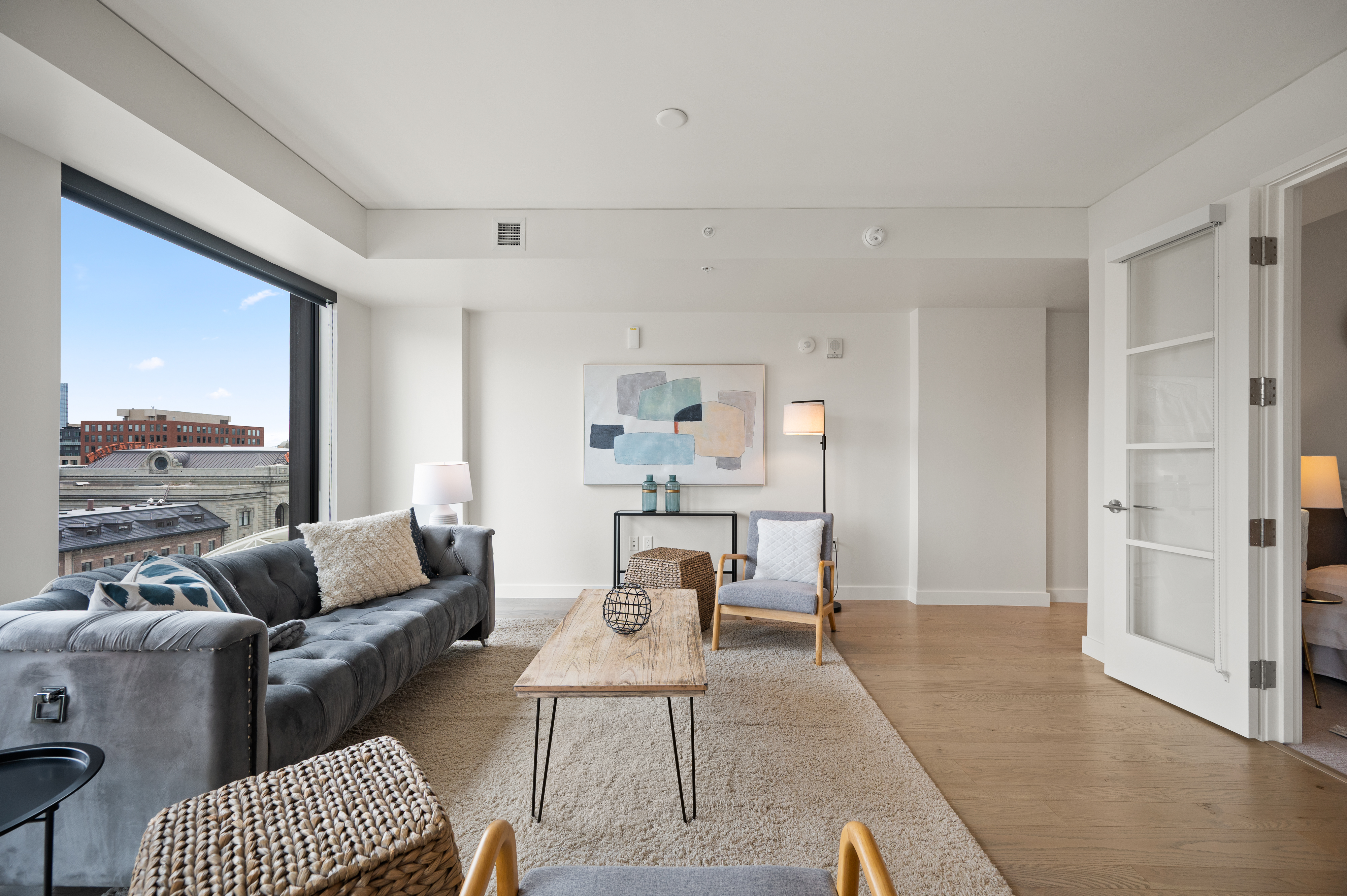 Phenomenal Views From The Floor To Ceiling Windows In This Downtown Building - 物件實景