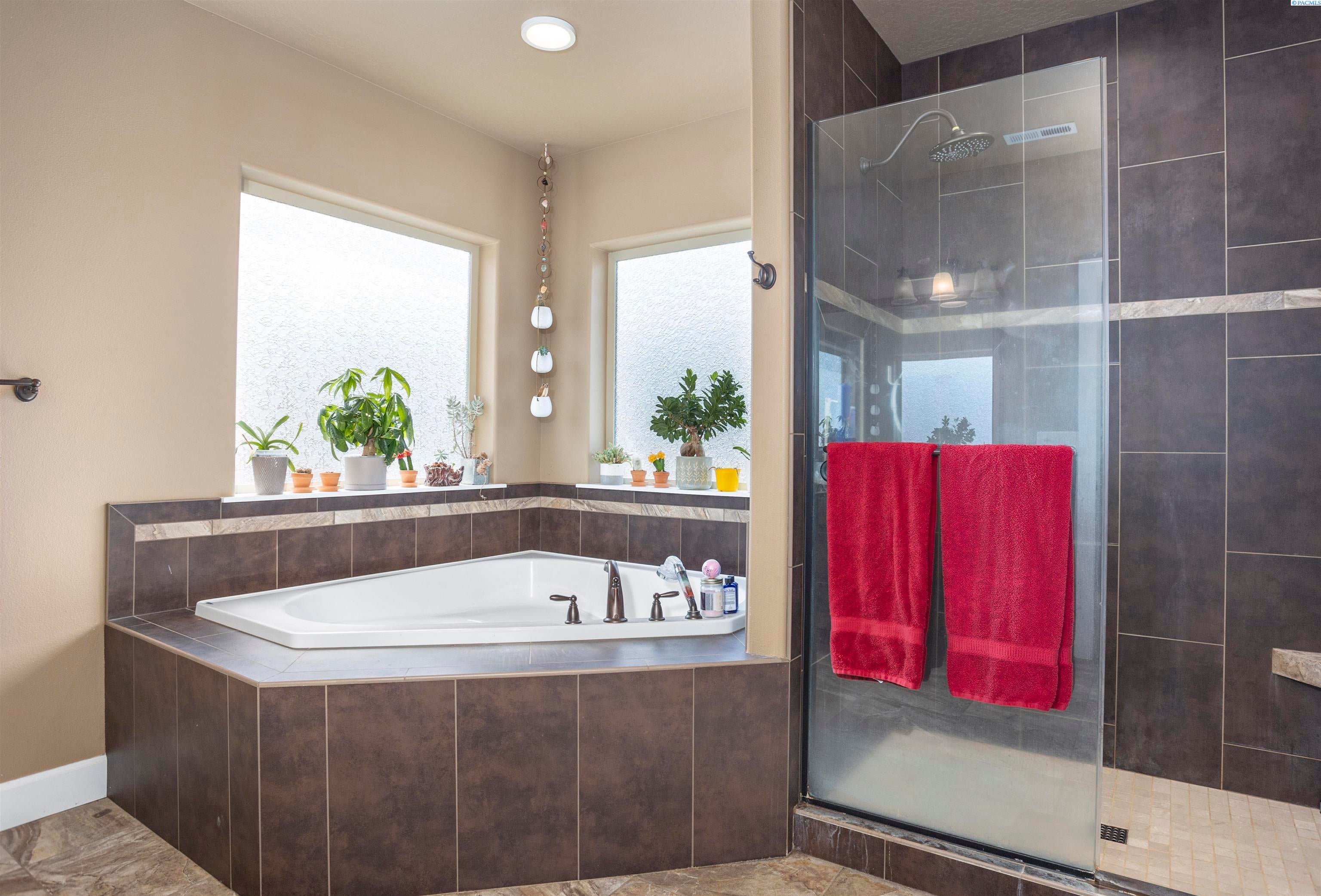 West Richland, Washington, 99353, United States, 4 Bedrooms Bedrooms, ,2 BathroomsBathrooms,Residential,For Sale,1944787