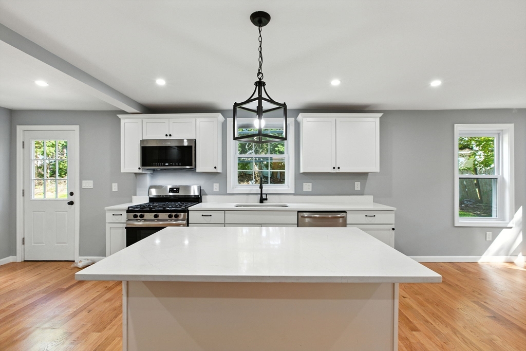 East Bridgewater, Massachusetts, 02333, United States, 3 Bedrooms Bedrooms, ,3 BathroomsBathrooms,Residential,For Sale,1943451