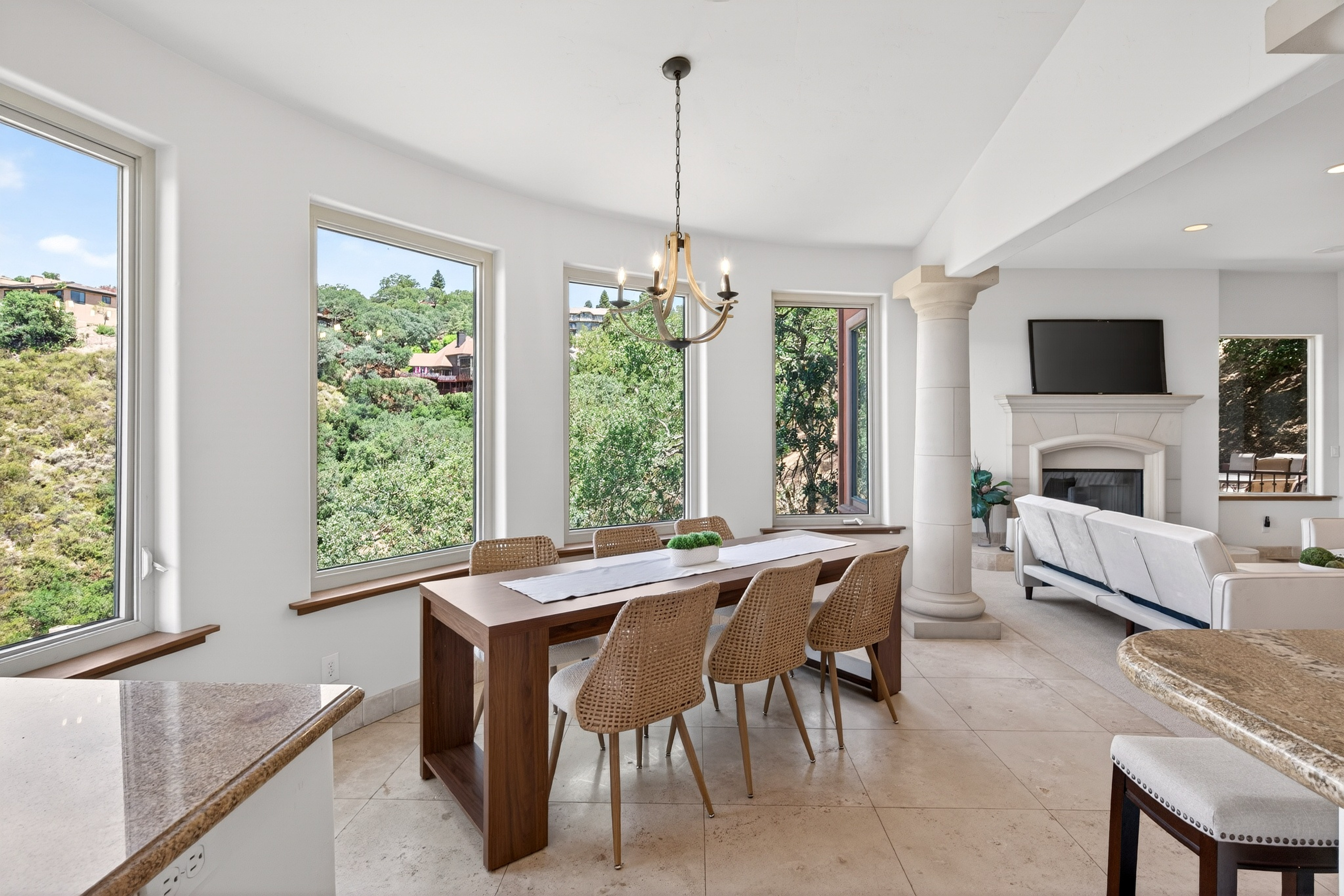  An Extraordinary Round Hill Estate Defined by Privacy, Views, and Sophistication - 物件實景