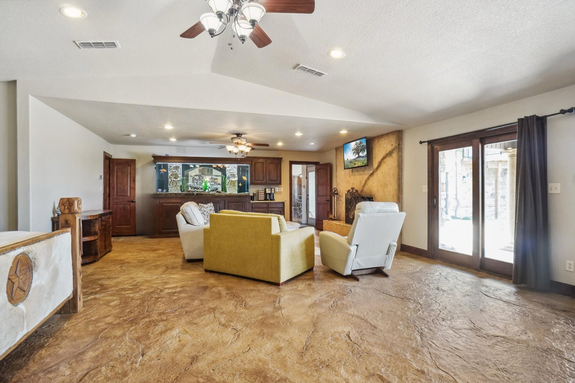 Decatur, Texas, 76234, United States, 7 Bedrooms Bedrooms, ,6 BathroomsBathrooms,Residential,For Sale,1976001