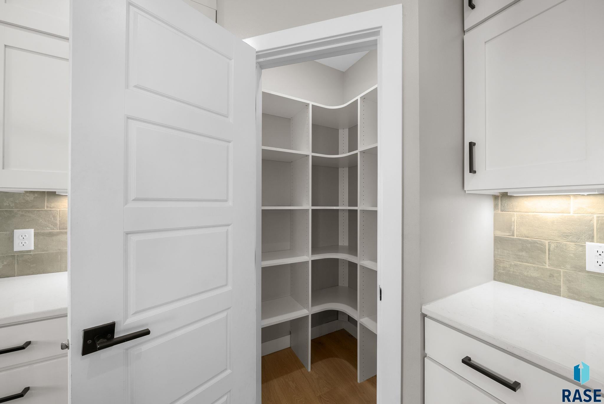 Sioux Falls, South Dakota, 57110, United States, 6 Bedrooms Bedrooms, ,4 BathroomsBathrooms,Residential,For Sale,1892157