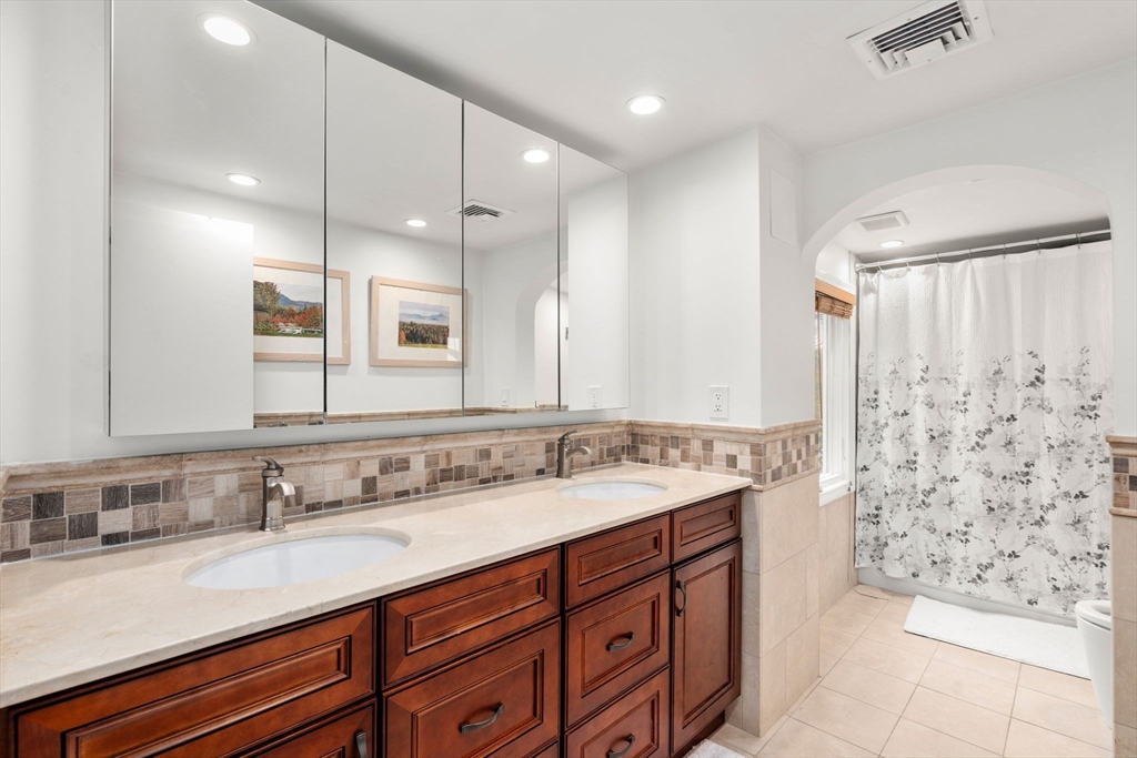 Newton, Massachusetts, 02464, United States, 3 Bedrooms Bedrooms, ,2 BathroomsBathrooms,Residential,For Sale,2000797