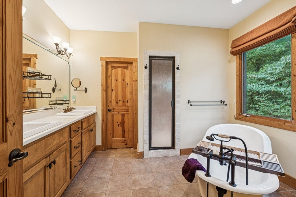 Ellijay, Georgia, 30540, United States, 3 Bedrooms Bedrooms, ,4 BathroomsBathrooms,Residential,For Sale,1952402