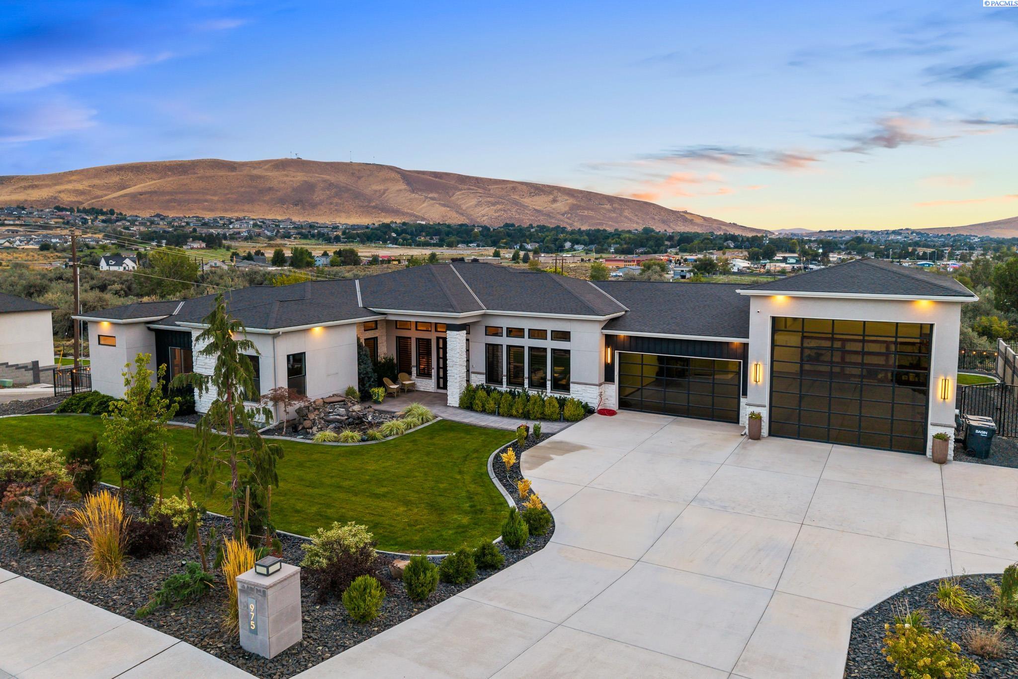Richland, Washington, 99352, United States, 4 Bedrooms Bedrooms, ,4 BathroomsBathrooms,Residential,For Sale,1943884