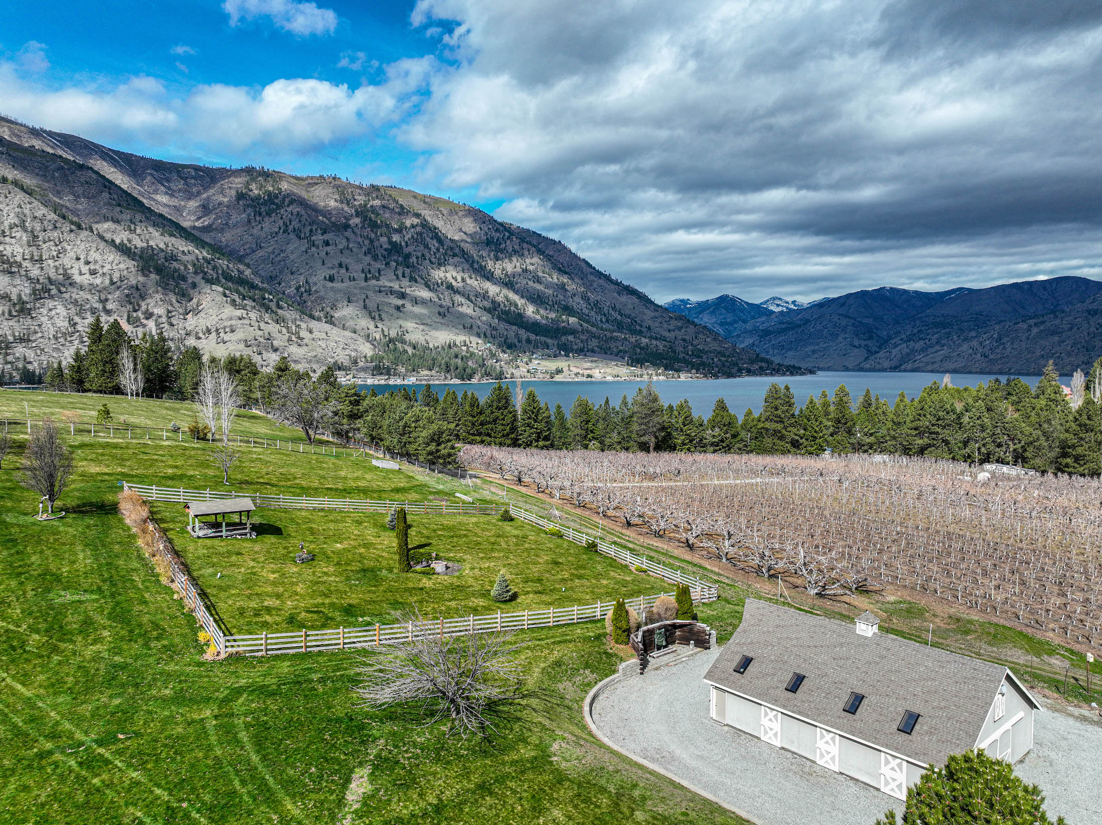  Lake Chelan View Estate with Barn & Acreage - 物件實景