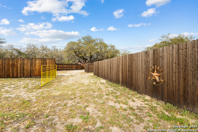 Floresville, Texas, 78114, United States, 6 Bedrooms Bedrooms, ,3 BathroomsBathrooms,Residential,For Sale,1754685