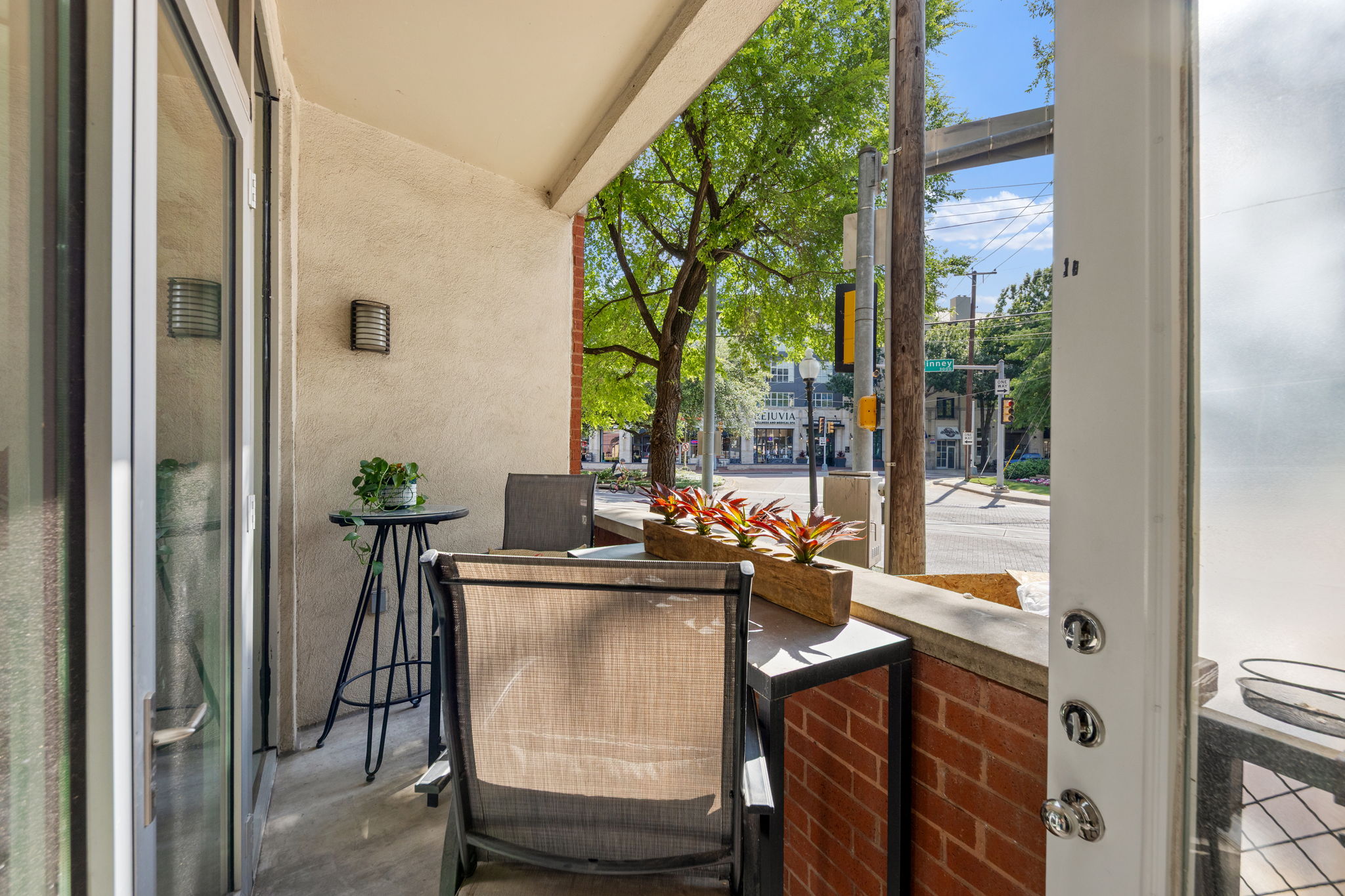  Stunning Updated 1BR/1.5BA Condo — Move-In Ready in the Heart of Uptown - 物件實景