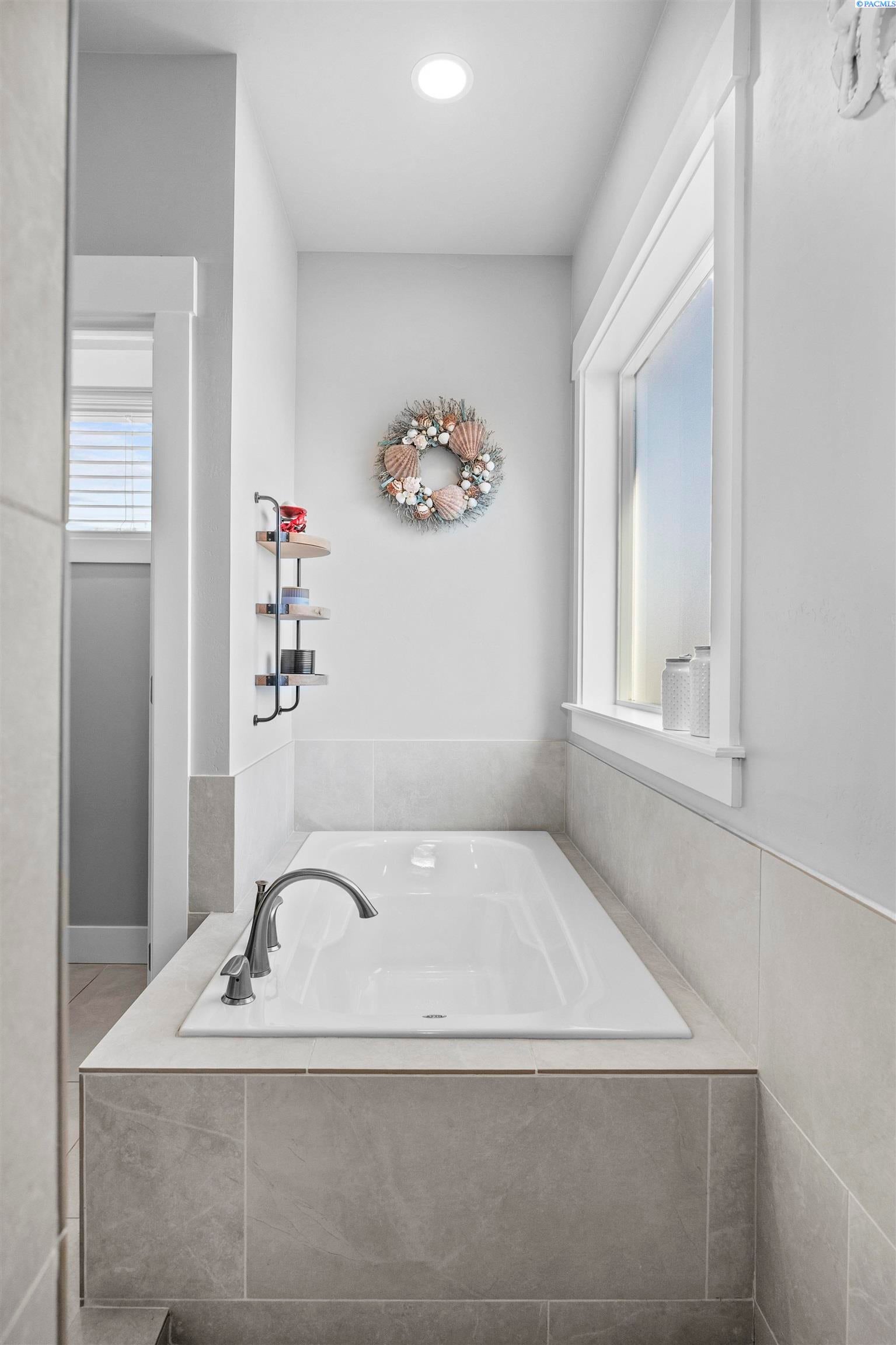 Kennewick, Washington, 99338, United States, 4 Bedrooms Bedrooms, ,3 BathroomsBathrooms,Residential,For Sale,1977201