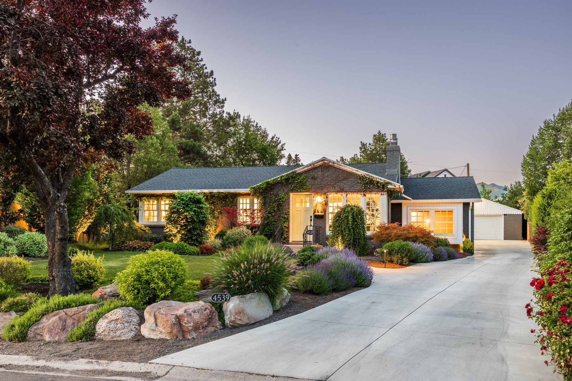  Tastefully Updated Holladay Rambler on .60 acre Manicured Lot - 物件實景
