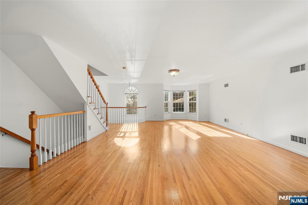 Palisades Park, New Jersey, 07650, United States, 3 Bedrooms Bedrooms, ,4 BathroomsBathrooms,Residential,For Sale,1995559