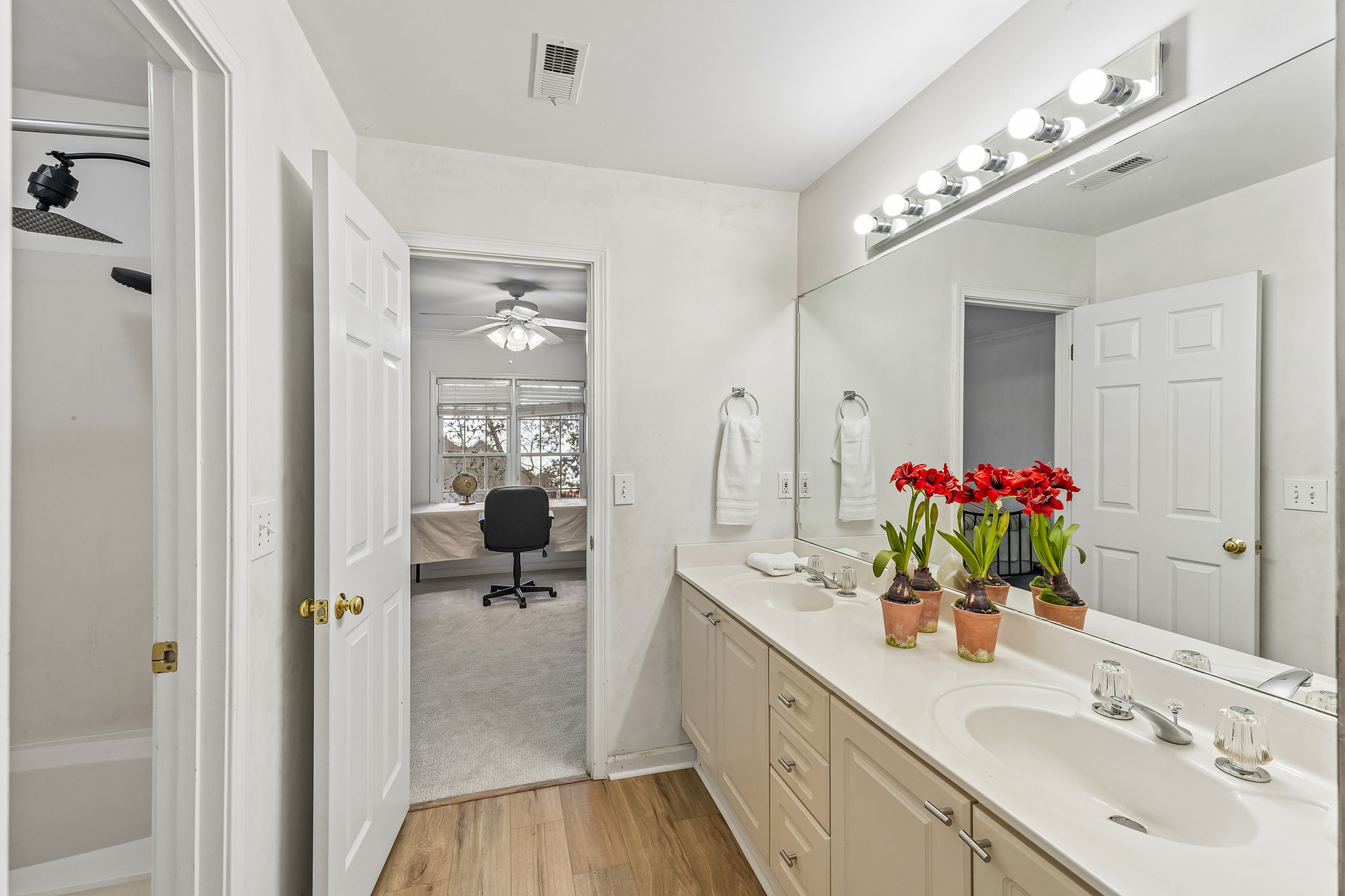  Beautiful, Renovated Daylight Basement Home on Exceptional Lot - 物件實景