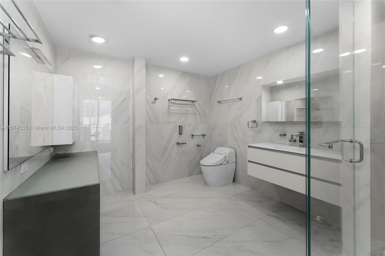 Sunny Isles Beach, Florida, 33160, United States, 6 Bedrooms Bedrooms, ,7 BathroomsBathrooms,Residential,For Sale,1993473