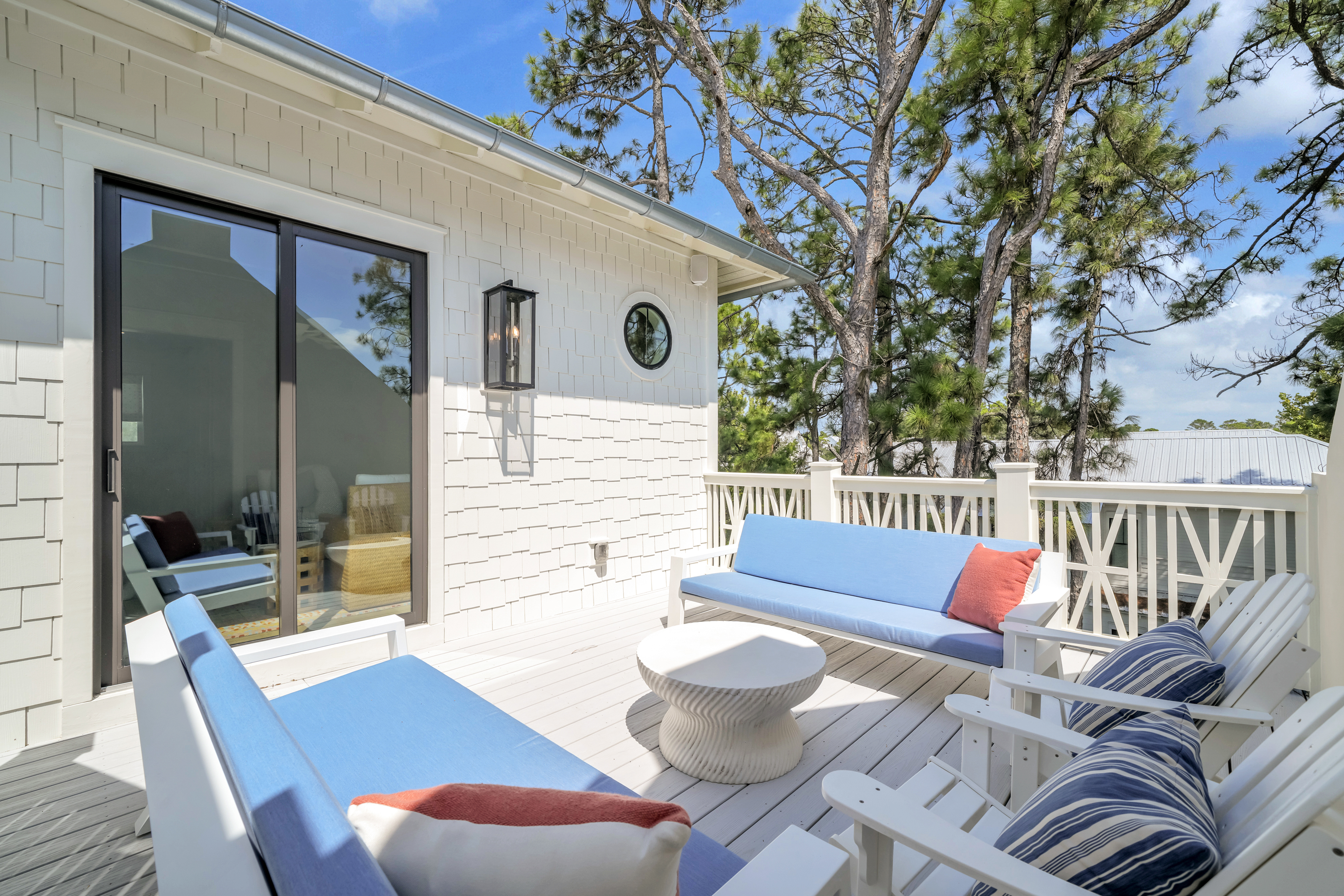  Custom Coastal Home With Private Pool And Expansive Outdoor Living - 物件實景