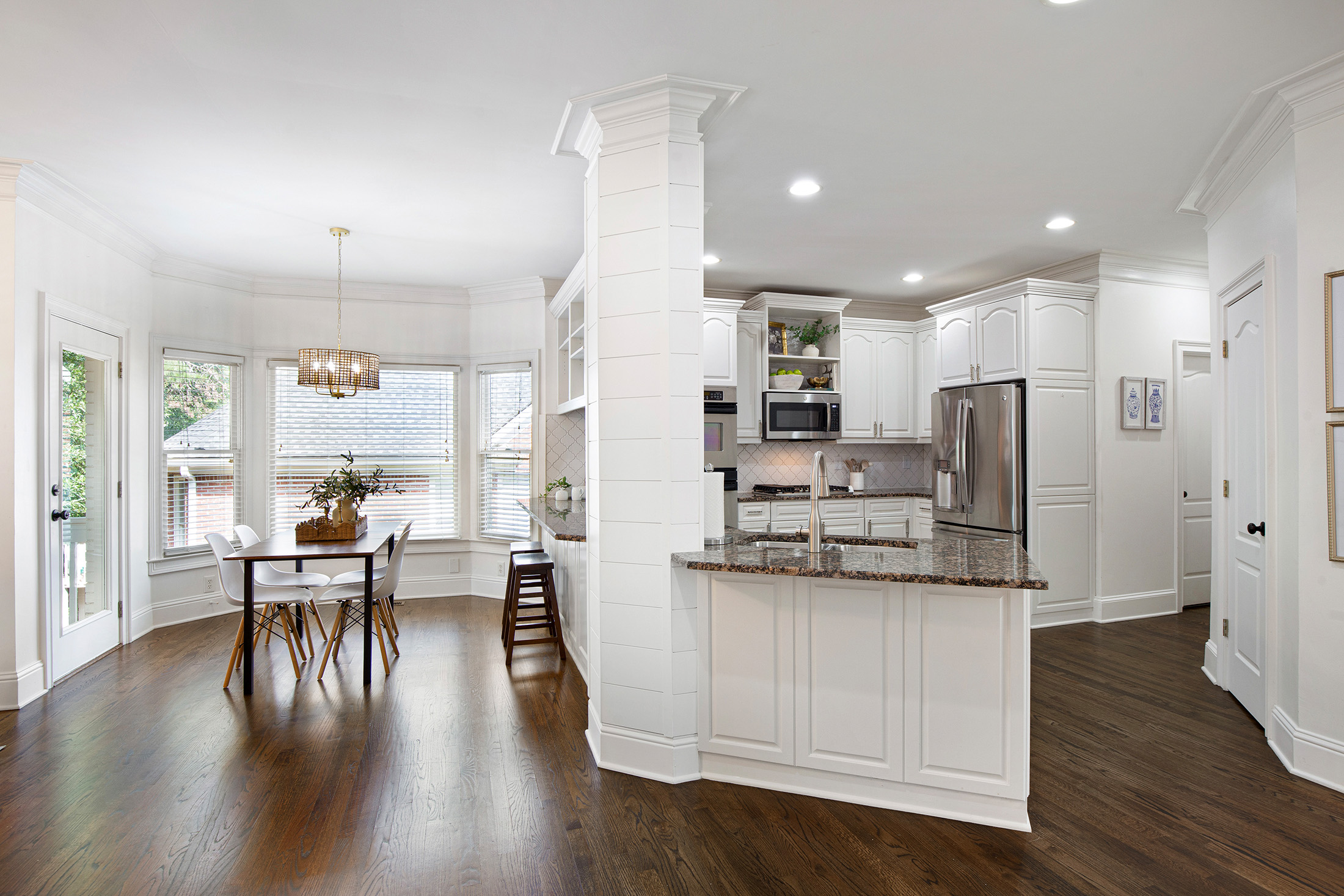  Welcome Home to this Beautifully Appointed White Brick Home - 物件實景