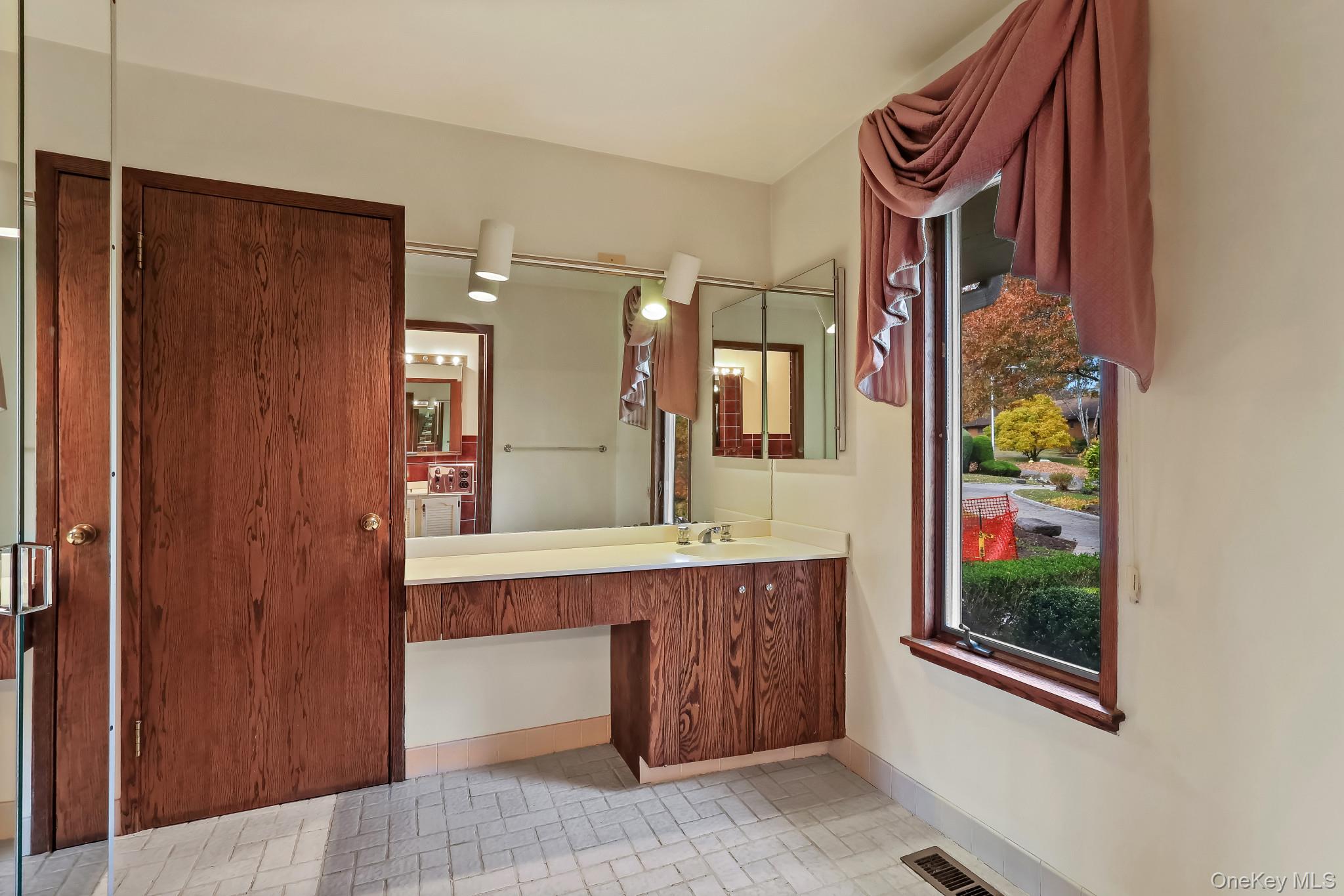 Harrison, New York, 10528, United States, 4 Bedrooms Bedrooms, ,5 BathroomsBathrooms,Residential,For Sale,1989402