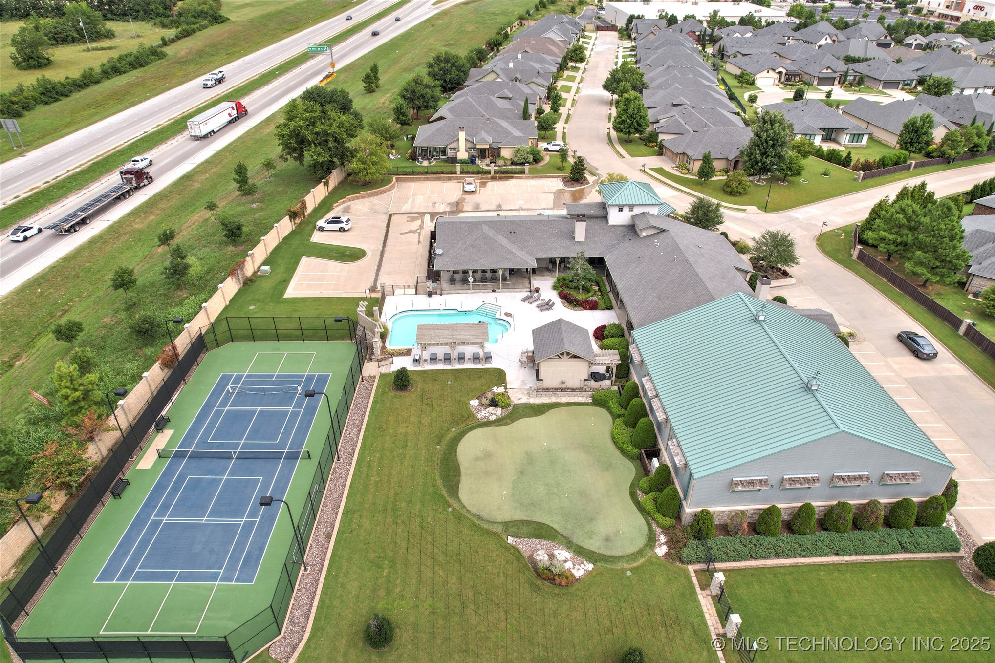 Tulsa, Oklahoma, 74132, United States, 2 Bedrooms Bedrooms, ,2 BathroomsBathrooms,Residential,For Sale,1926160