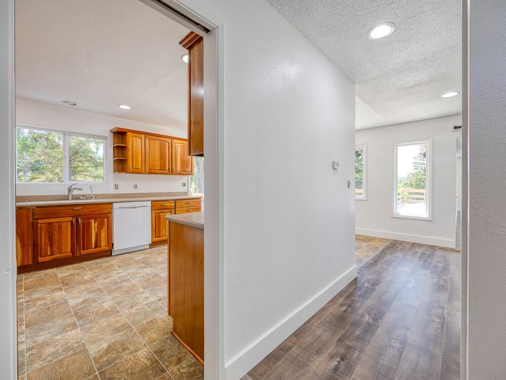 Klamath Falls, Oregon, 97601, United States, 3 Bedrooms Bedrooms, ,3 BathroomsBathrooms,Residential,For Sale,1859648