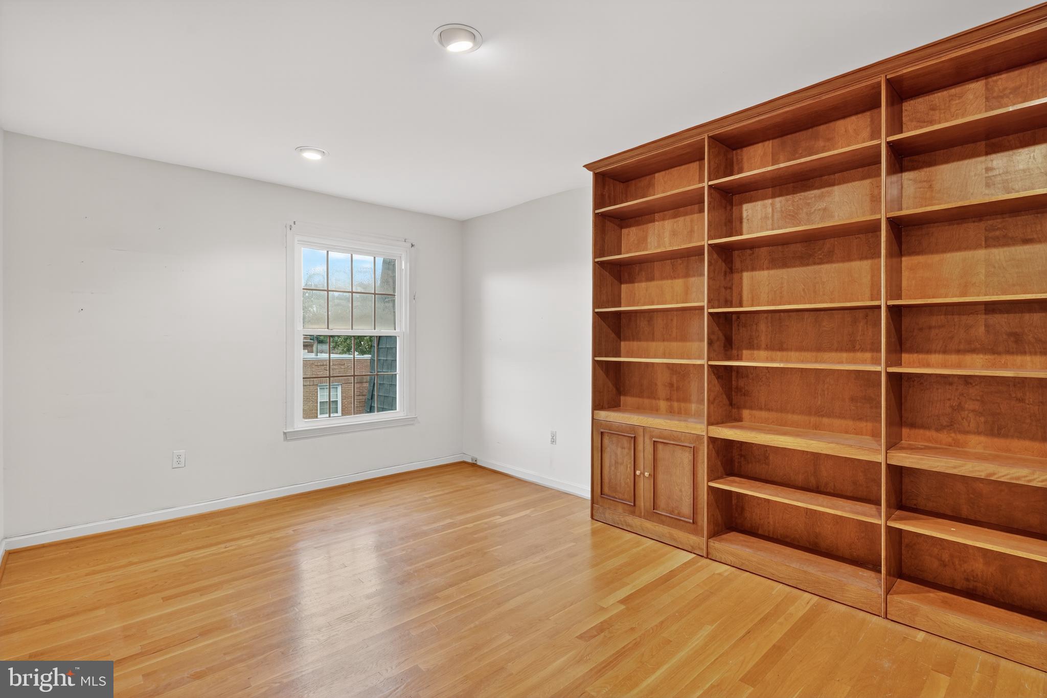 Mclean, Virginia, 22102, United States, 4 Bedrooms Bedrooms, ,4 BathroomsBathrooms,Residential,For Sale,1988751