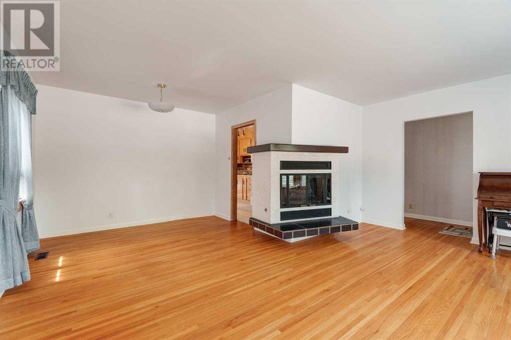 CALGARY, Alberta, T3E 2S7, CA, 3 Bedrooms Bedrooms, ,2 BathroomsBathrooms,Residential,For Sale,1896041