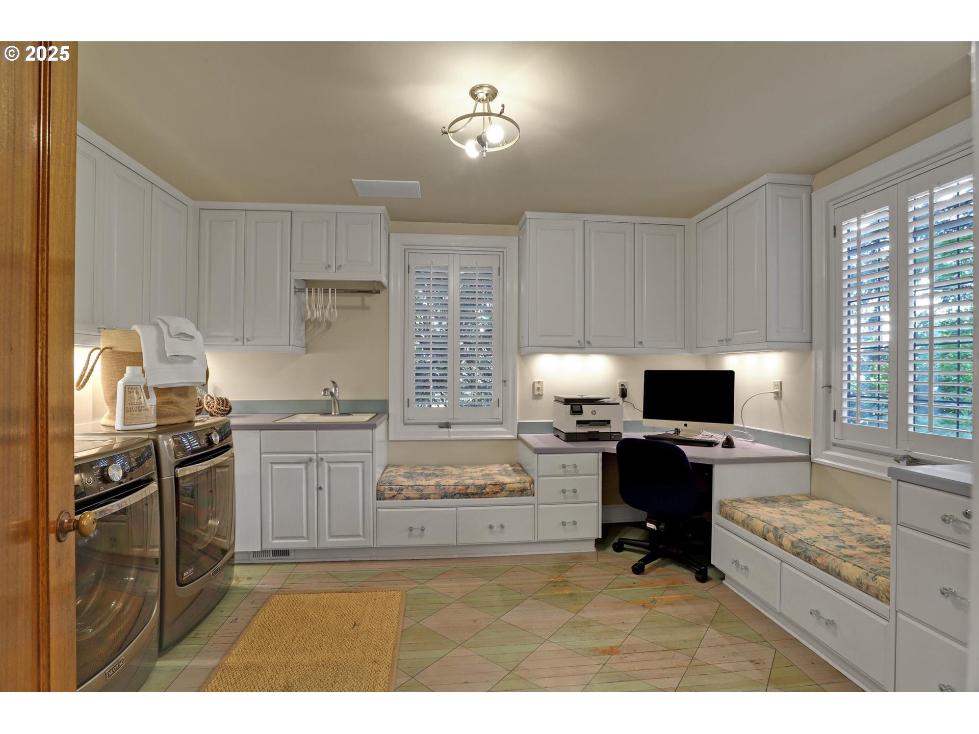 Portland, Oregon, 97205, United States, 4 Bedrooms Bedrooms, ,4 BathroomsBathrooms,Residential,For Sale,1795097