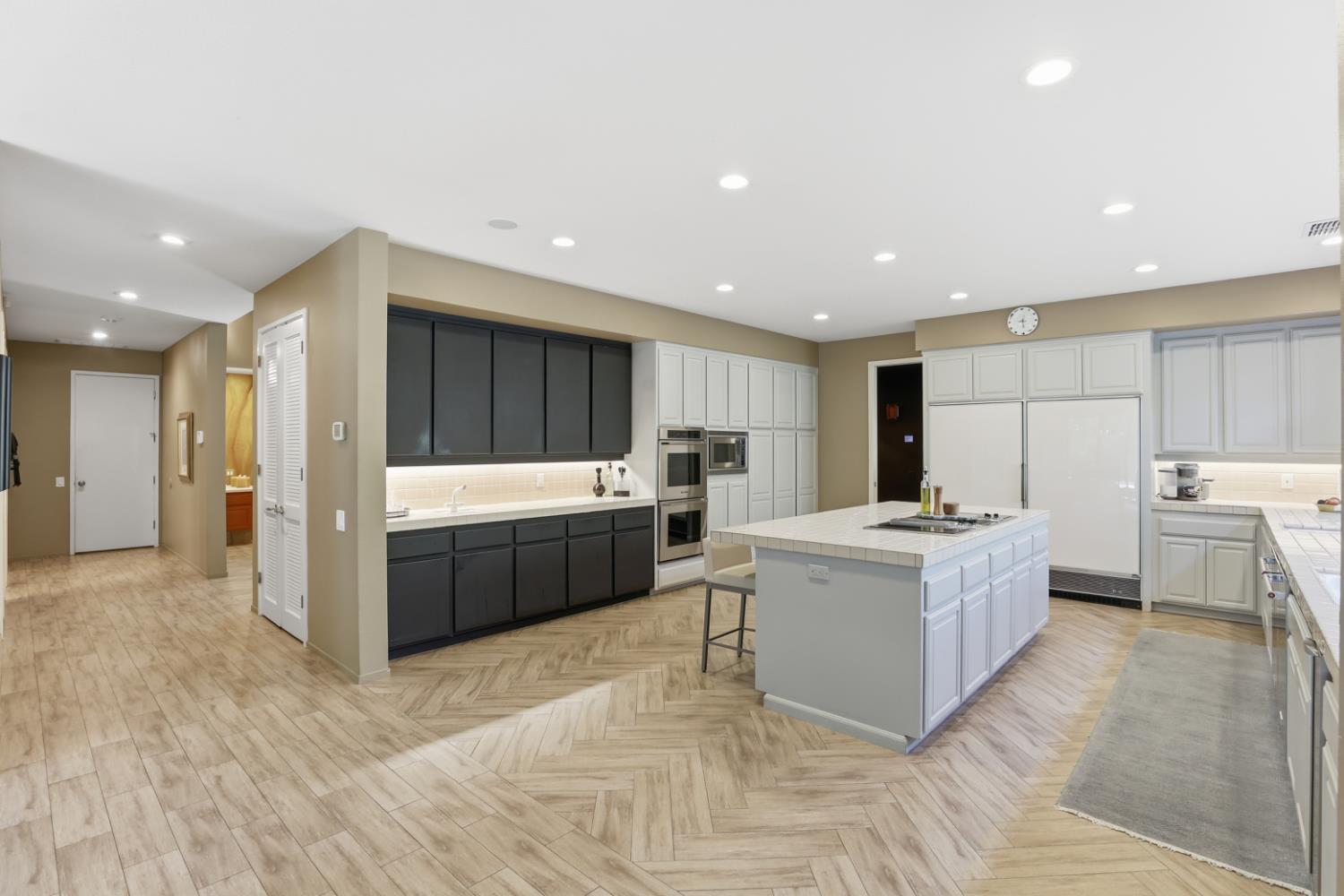 Gold River, California, 95670, United States, 4 Bedrooms Bedrooms, ,5 BathroomsBathrooms,Residential,For Sale,1987751