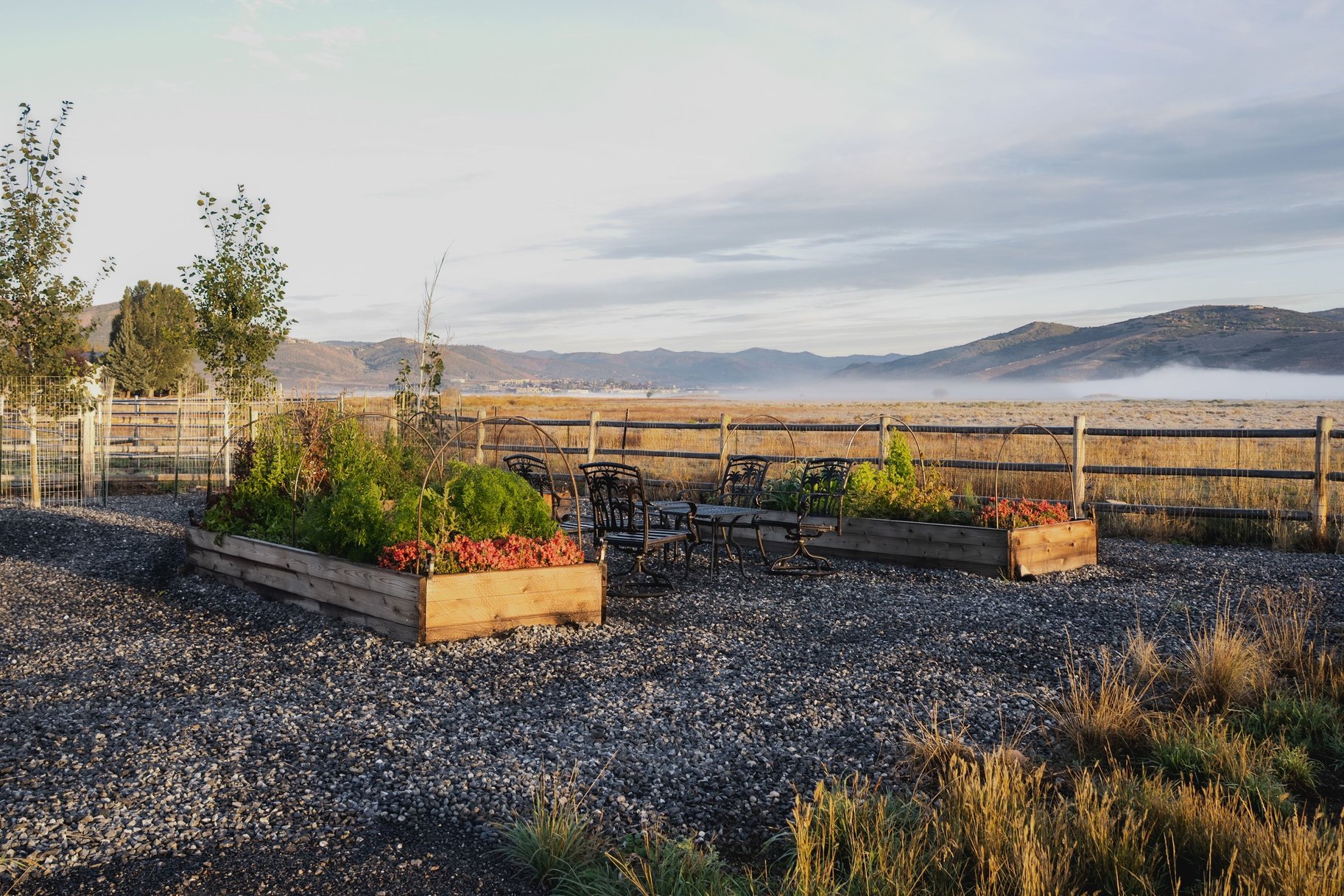  Single-Level Modern at Old Ranch Road Surrounded by Meadow and Mountain Views - 物件實景