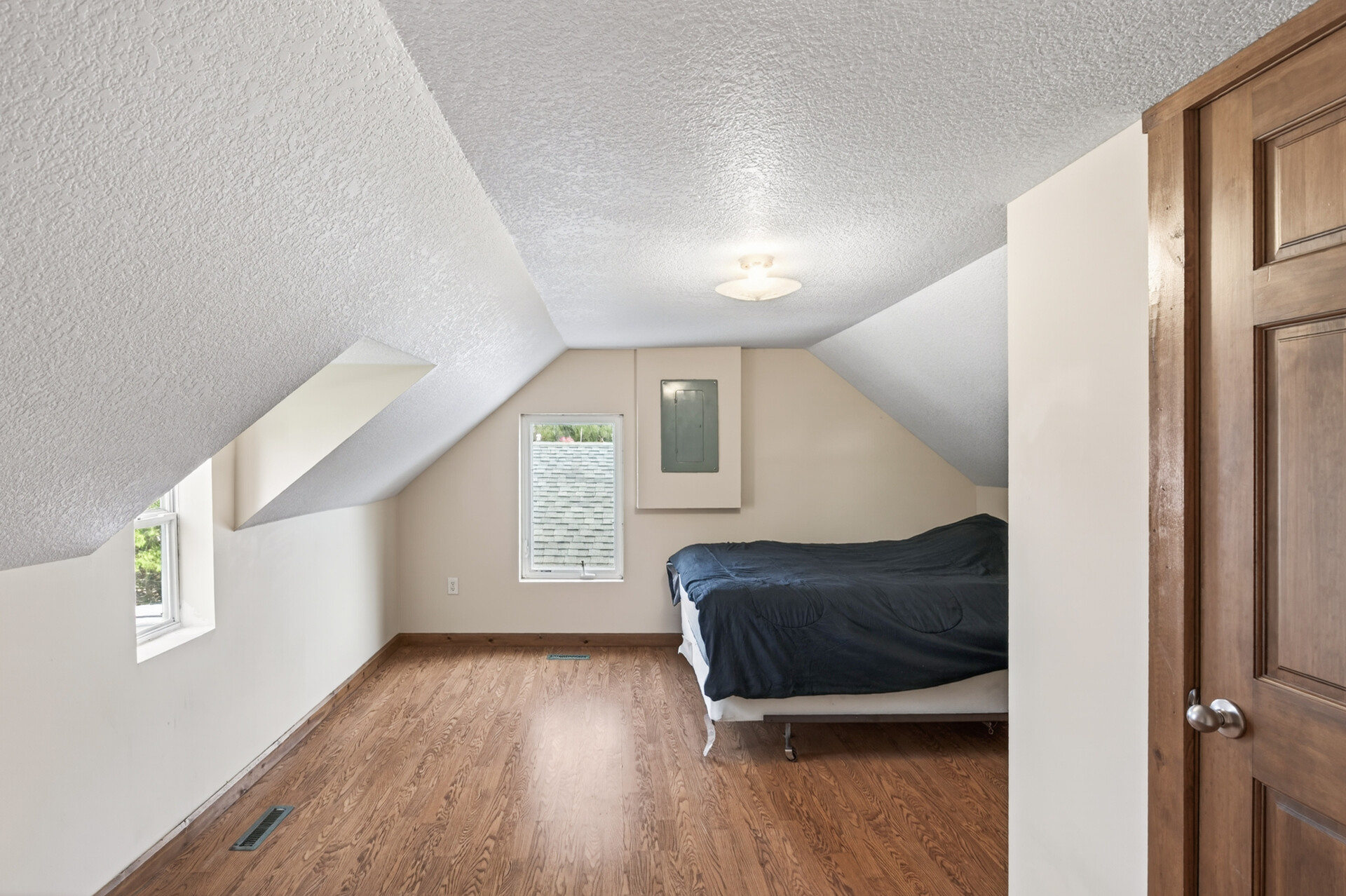  Charming Home with Loft, Workshop, and Prime Location - 物件實景