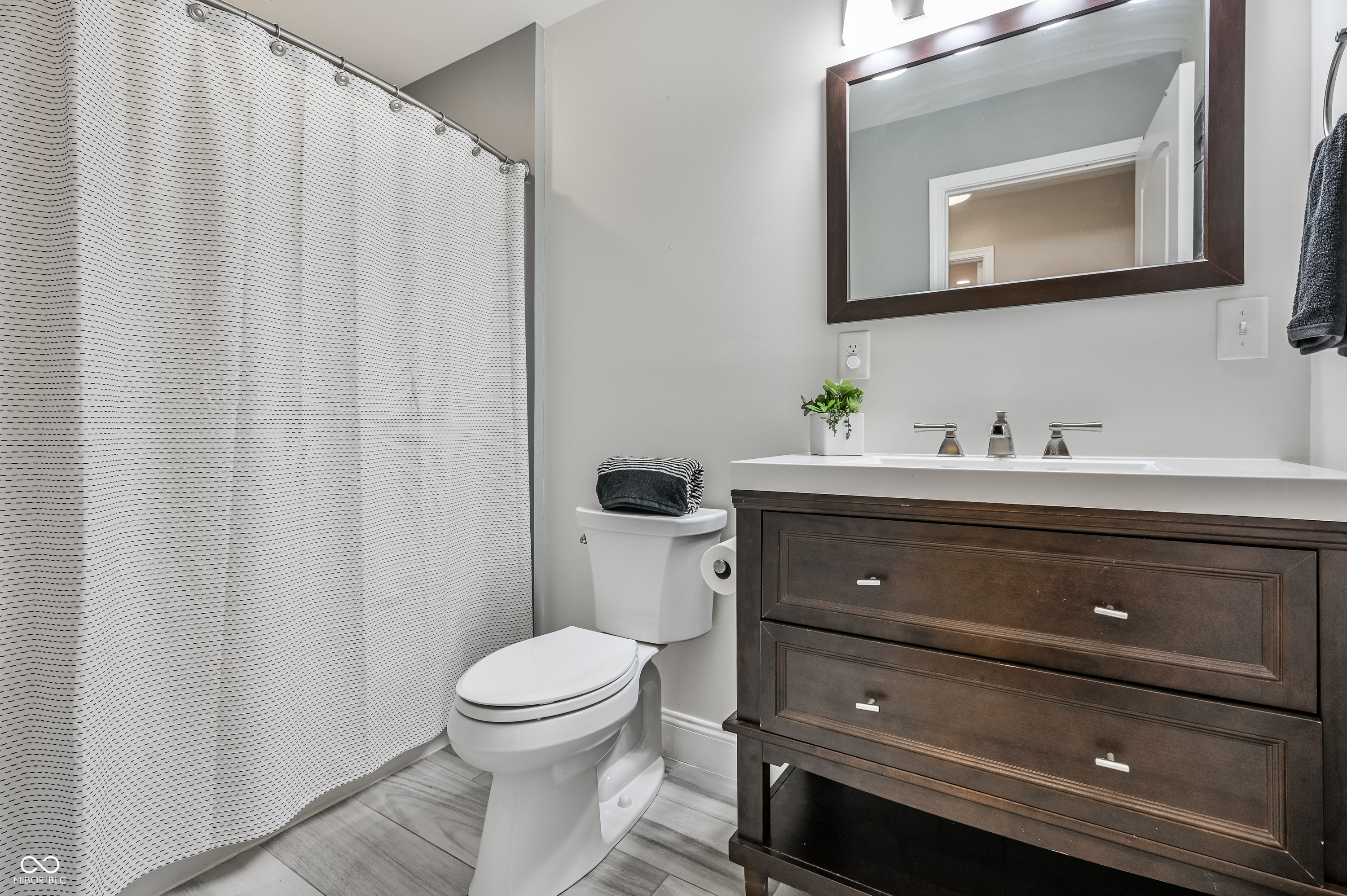 Carmel, Indiana, 46033, United States, 4 Bedrooms Bedrooms, ,4 BathroomsBathrooms,Residential,For Sale,1977352