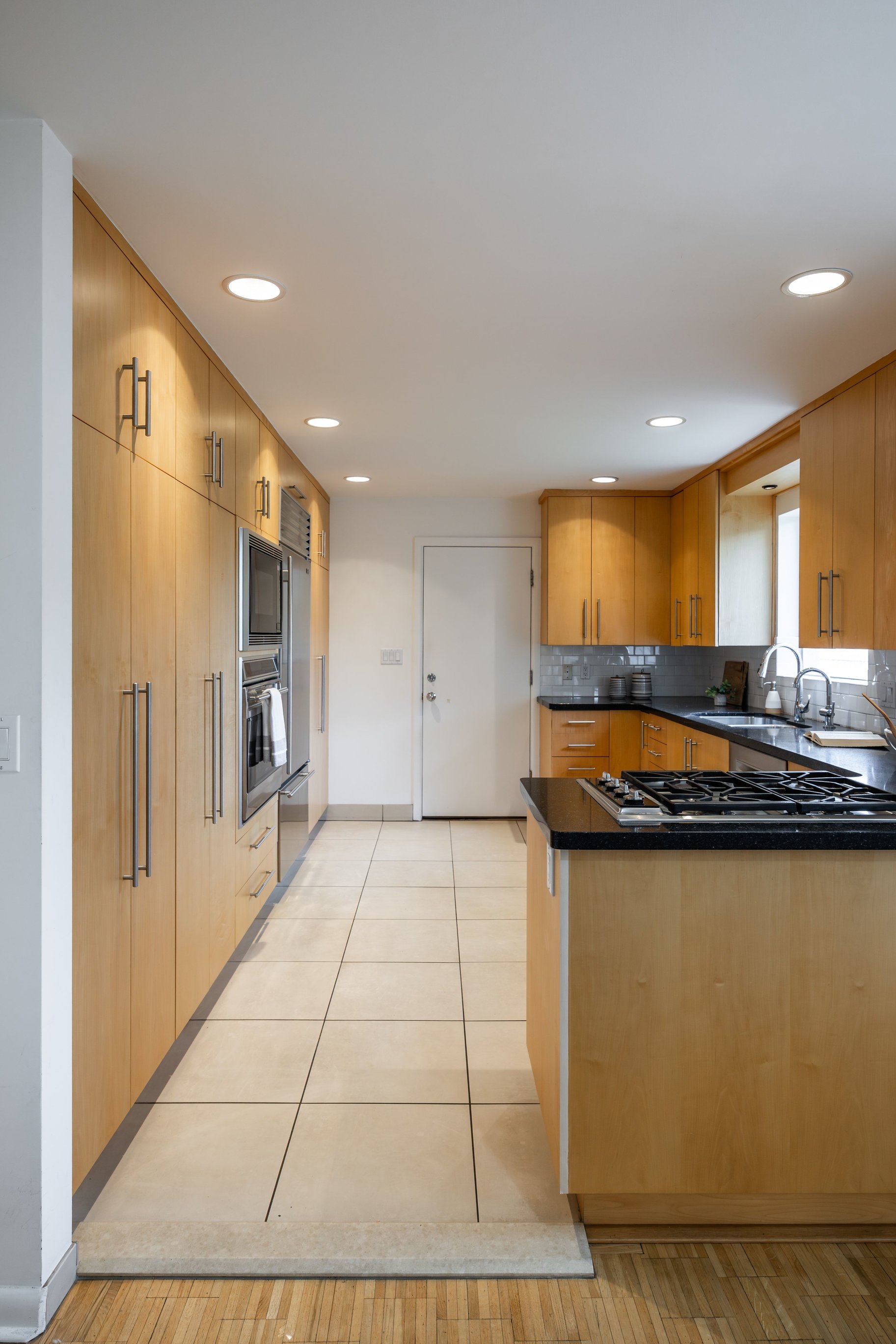  Elegant Contemporary Rambler in Sought After Neighborhood - 物件實景