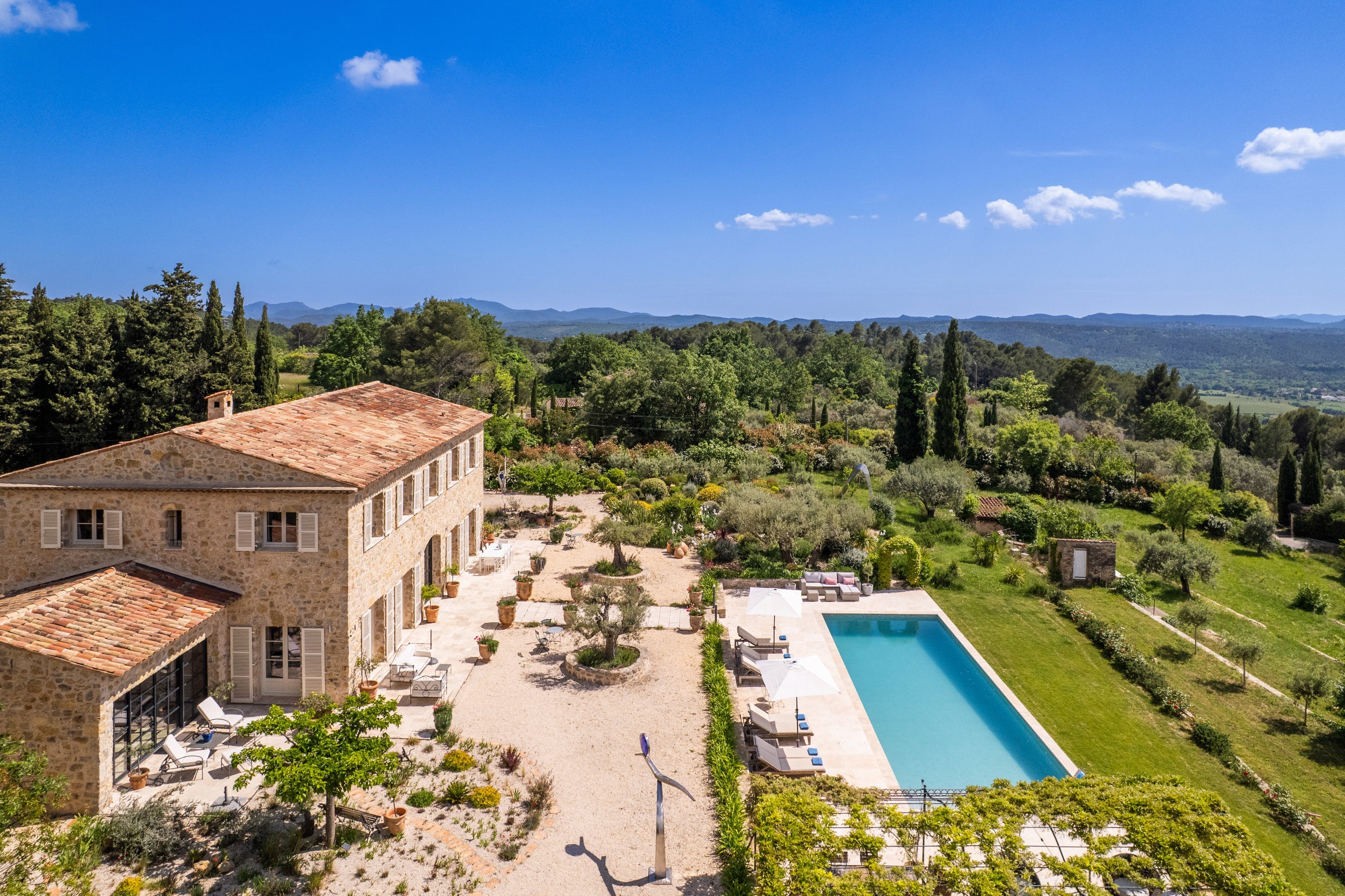 Exquisite stone bastide with panoramic views near Terre Blanche golf in Tourret… - 物件實景