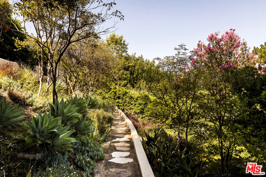 Los Angeles, California, 90068, United States, 4 Bedrooms Bedrooms, ,5 BathroomsBathrooms,Residential,For Sale,1910908