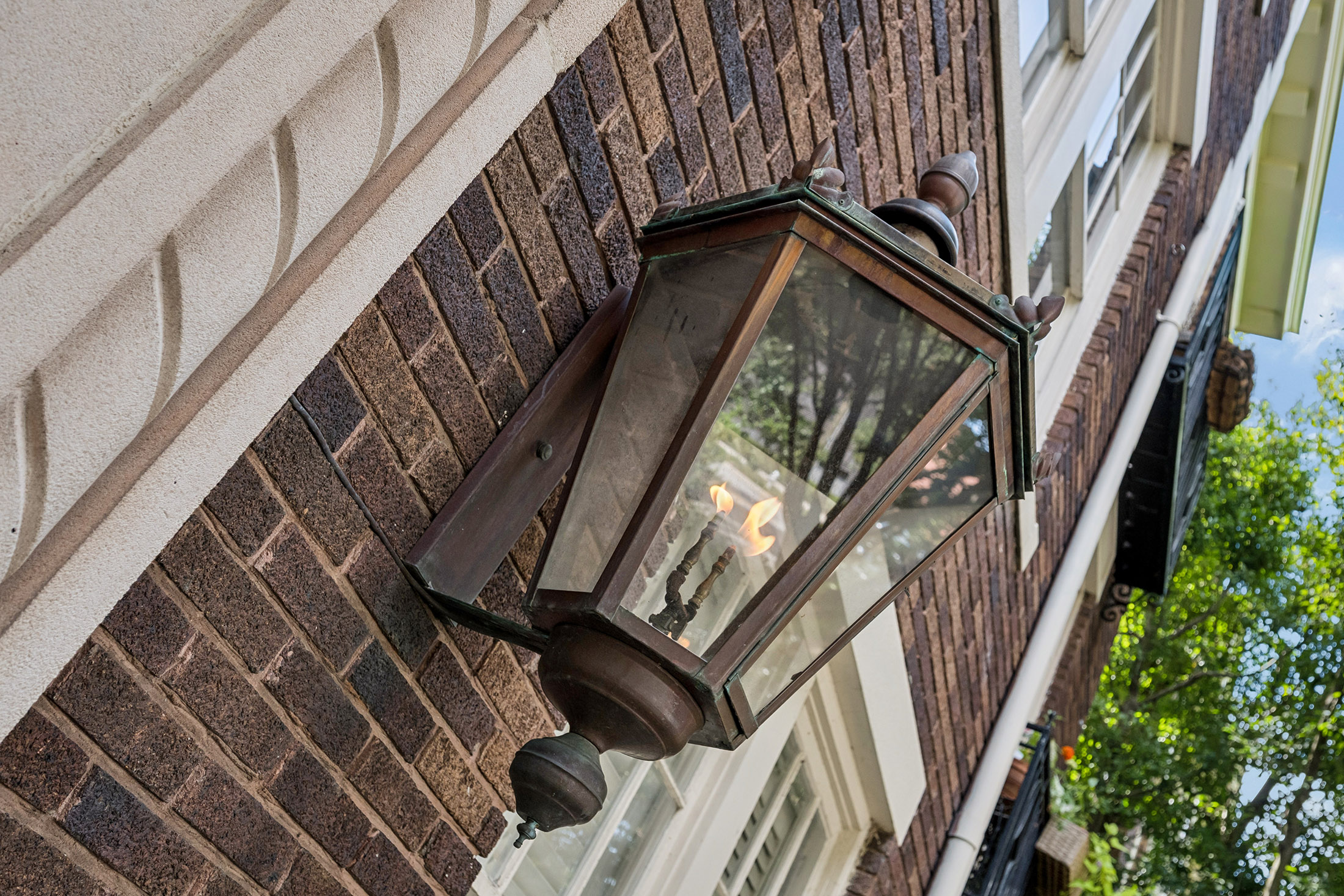  Beautiful Top Floor End Unit Condo Combines Historic Charm and Modern Finishes - 物件實景