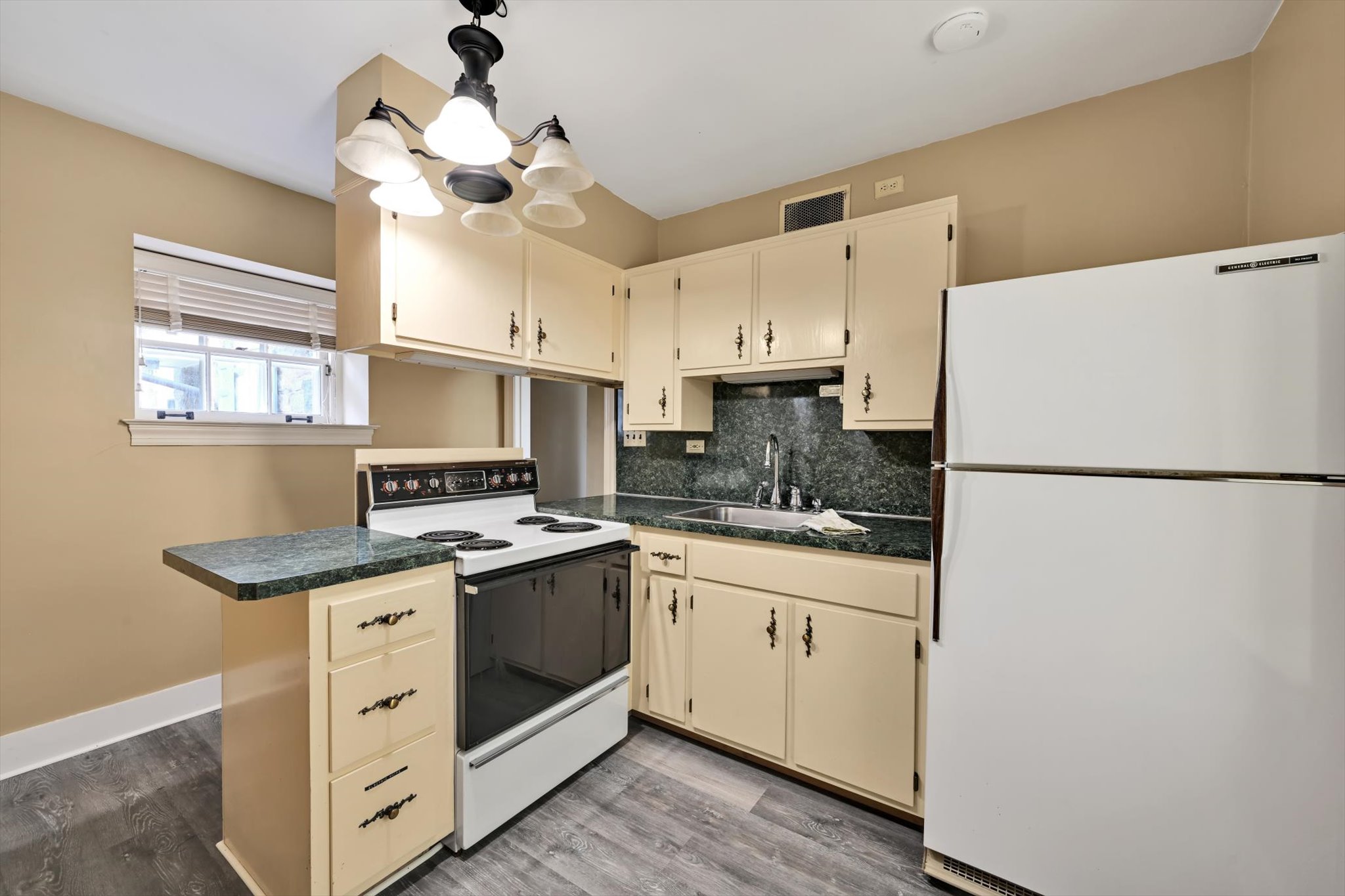 Reading, Pennsylvania, 19607, United States, 6 Bedrooms Bedrooms, ,3 BathroomsBathrooms,Residential,For Sale,2008158