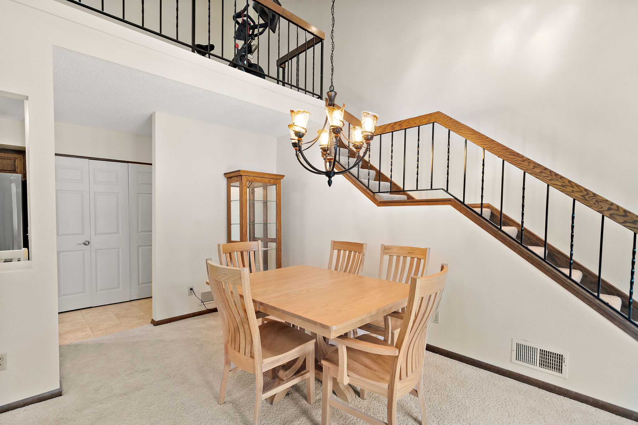  Light-Filled Loft in Desirable Woodbury - 物件實景