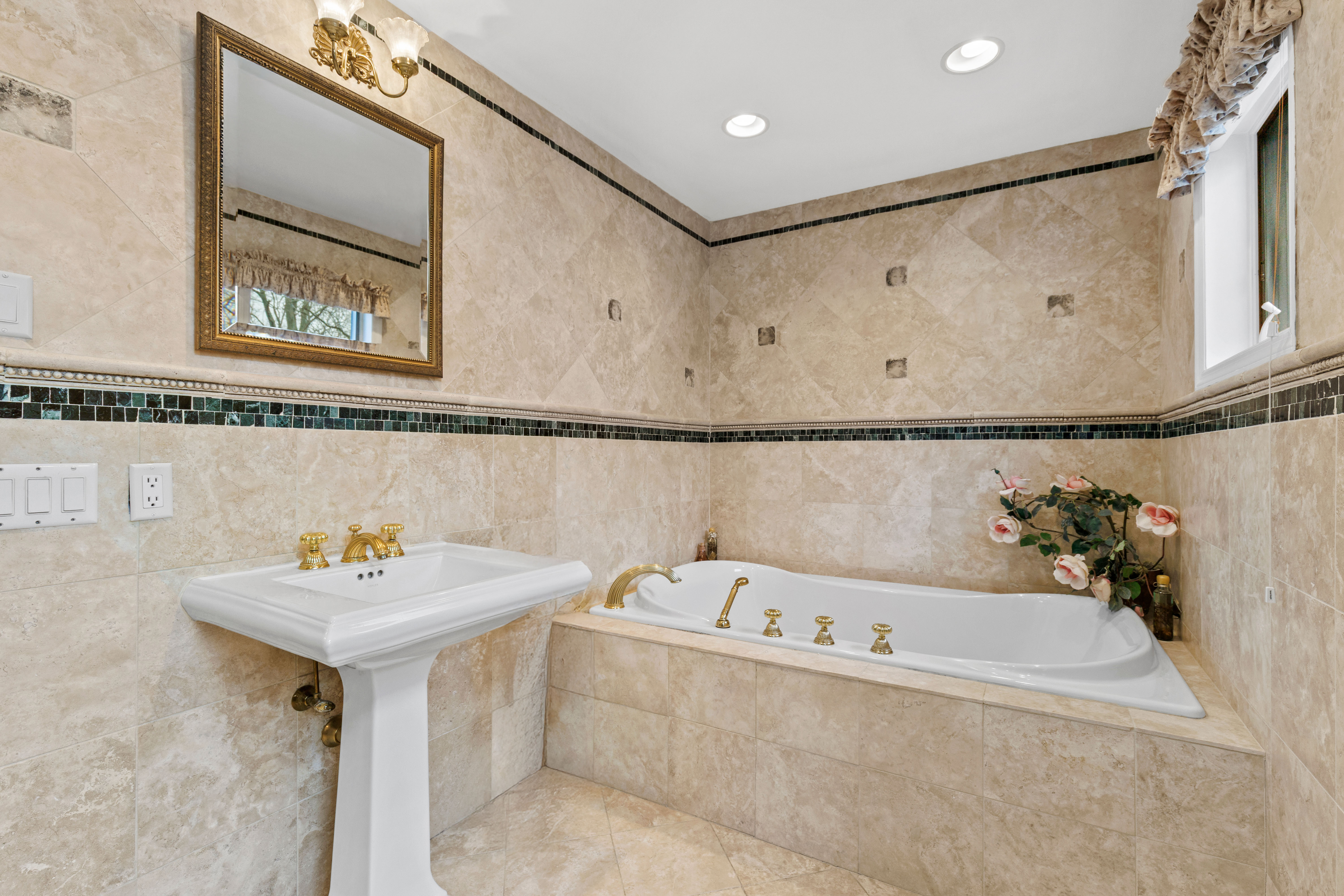  A beautiful, gracious colonial with a circular driveway. - 物件實景