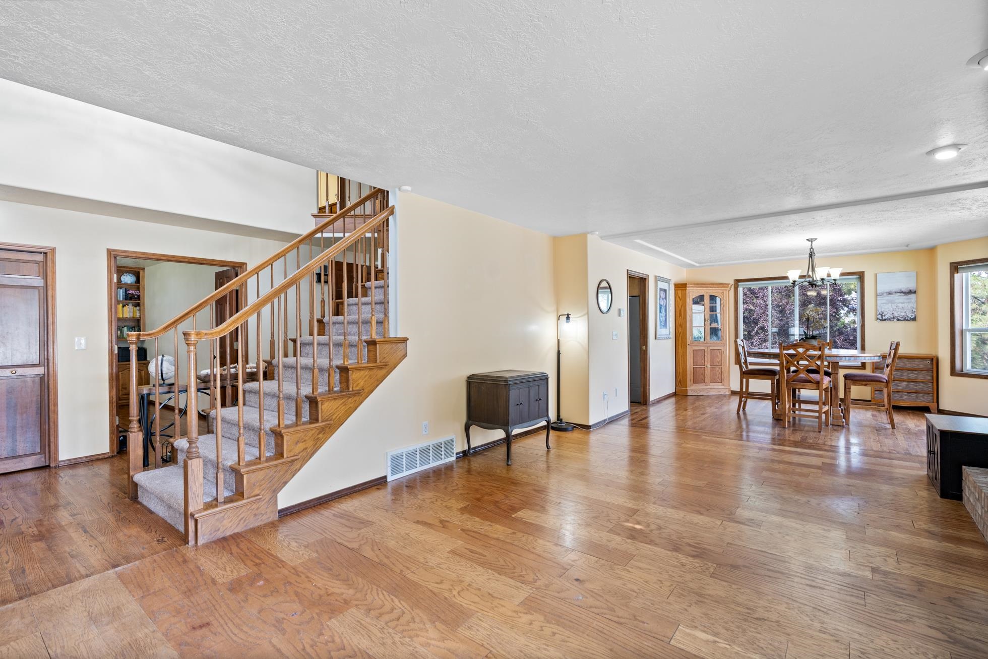 Nine Mile Falls, Washington, 99026, United States, 5 Bedrooms Bedrooms, ,4 BathroomsBathrooms,Residential,For Sale,1895080