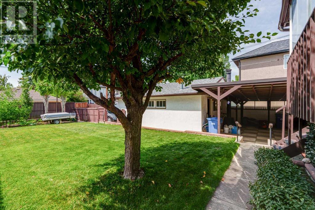 CALGARY, Alberta, T3E 2S7, CA, 3 Bedrooms Bedrooms, ,2 BathroomsBathrooms,Residential,For Sale,1896041