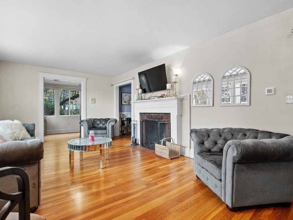 Waltham, Massachusetts, 02451, United States, 4 Bedrooms Bedrooms, ,4 BathroomsBathrooms,Residential,For Sale,1996187