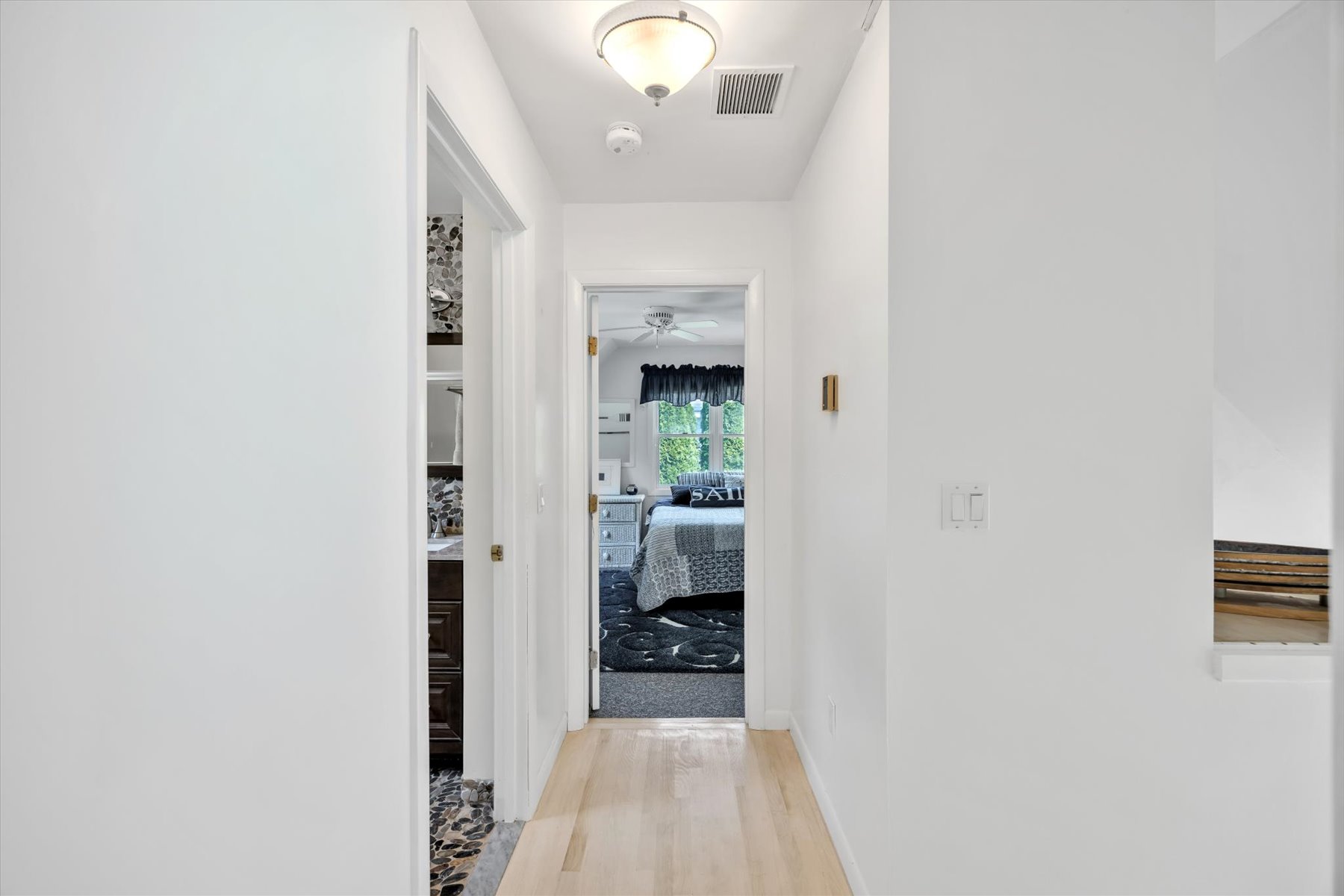  Beautifully Remodeled Cape Style Home - 物件實景