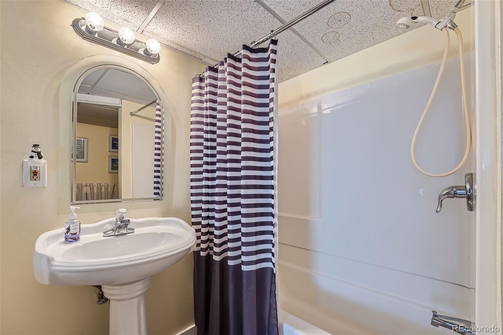 Arvada, Colorado, 80003, United States, 4 Bedrooms Bedrooms, ,4 BathroomsBathrooms,Residential,For Sale,1870696
