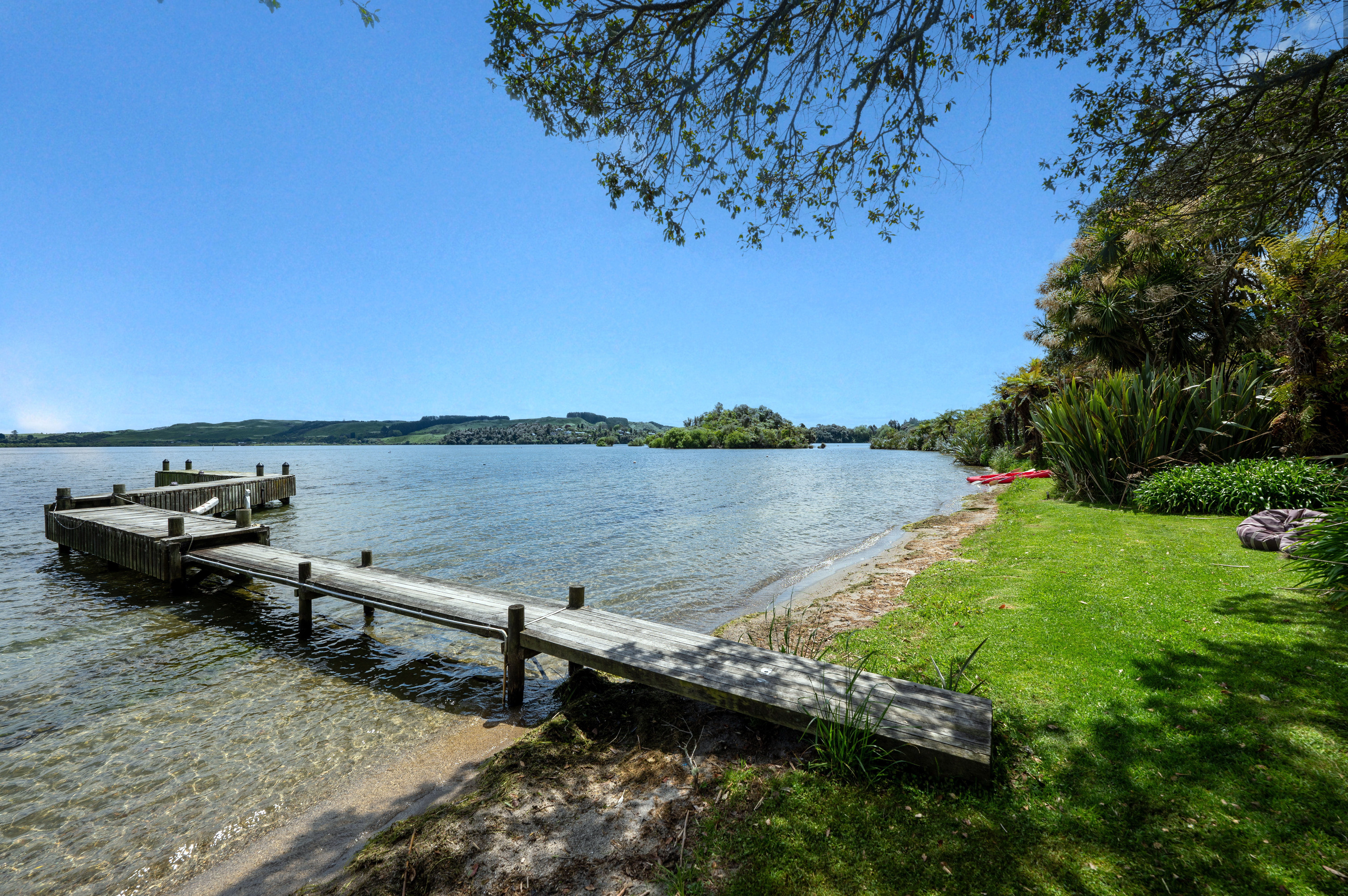  Mid-Century Design, Timeless Lakefront Living - 物件實景